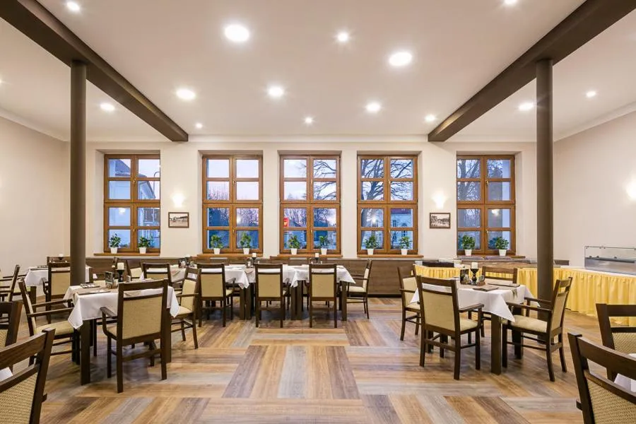 Restaurant/places to eat in Hotel Grand