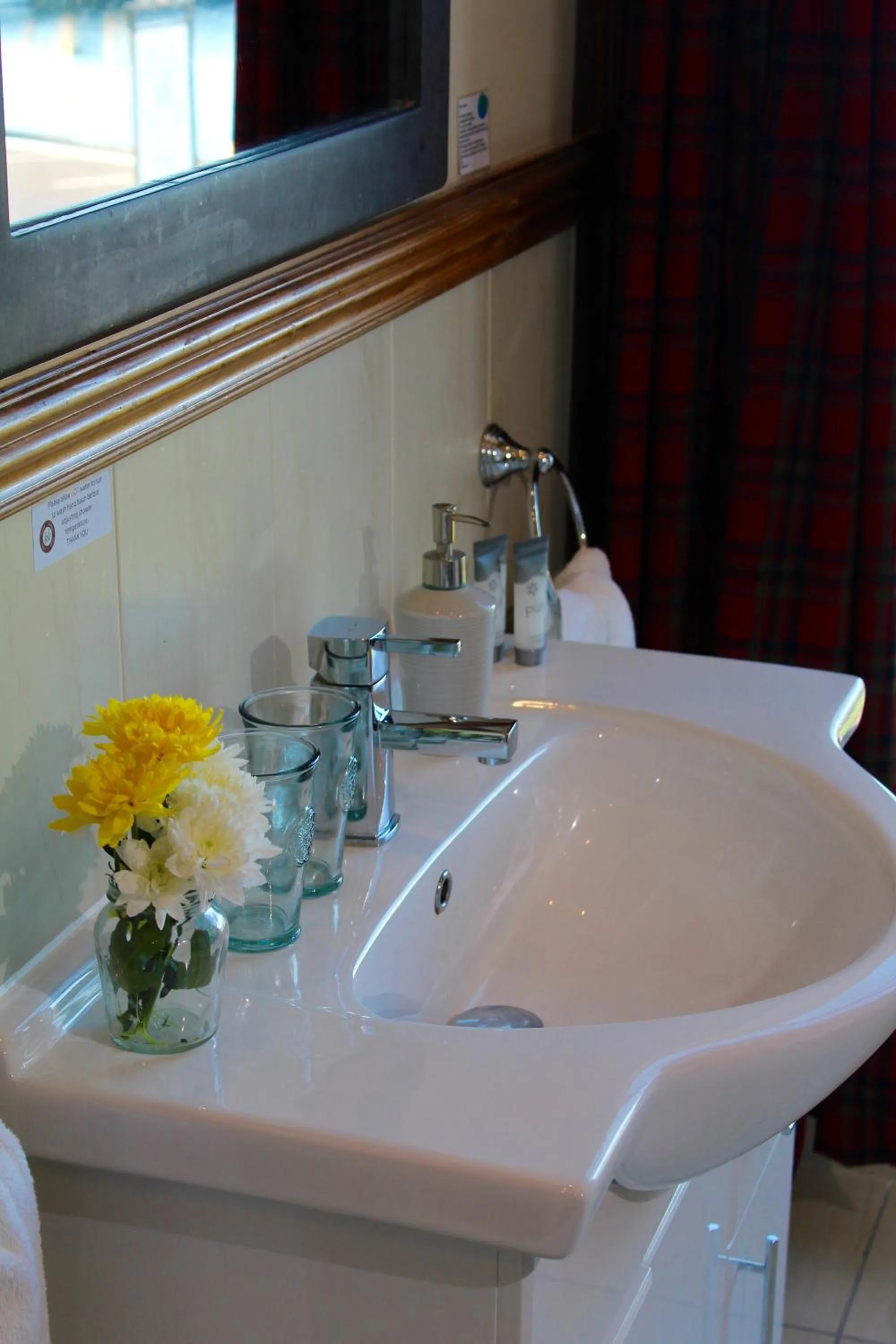 Bathroom in Royal Valentia Hotel