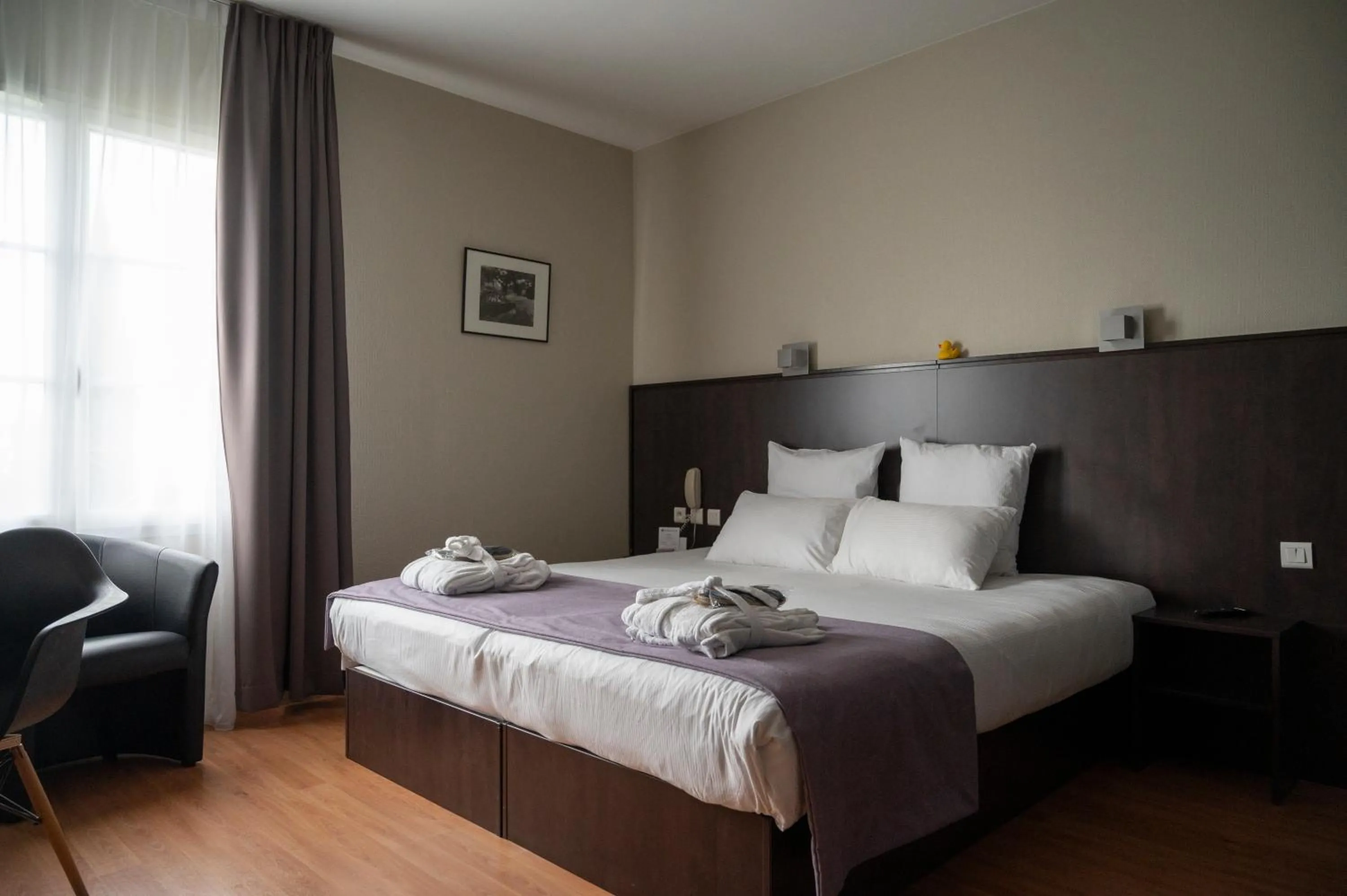 Bed in Best Western Plus Le Canard sur le Toit