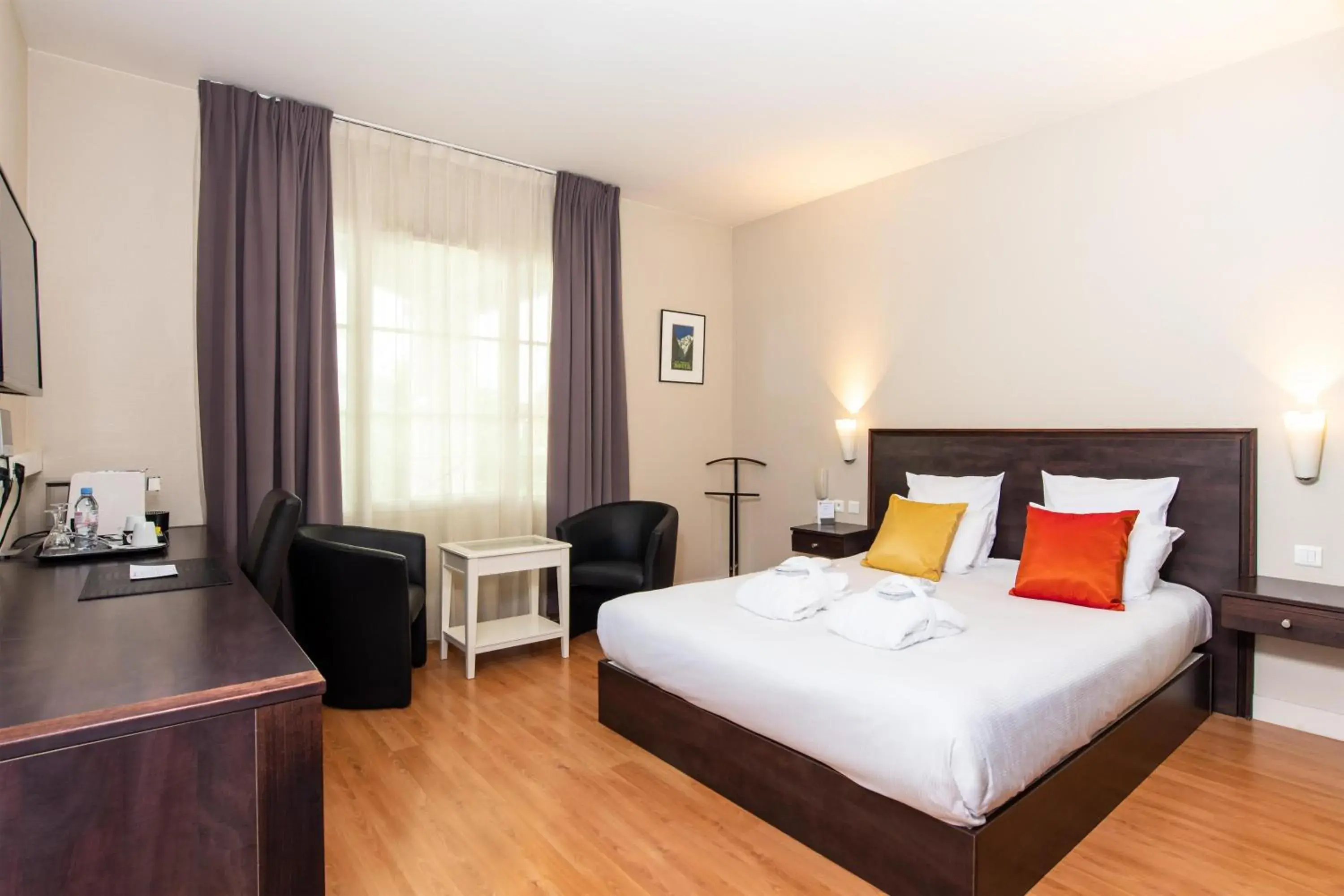 Bedroom, Bed in Best Western Plus Le Canard sur le Toit Bedroom, Bed in Best Western Plus Le Canard sur le Toit