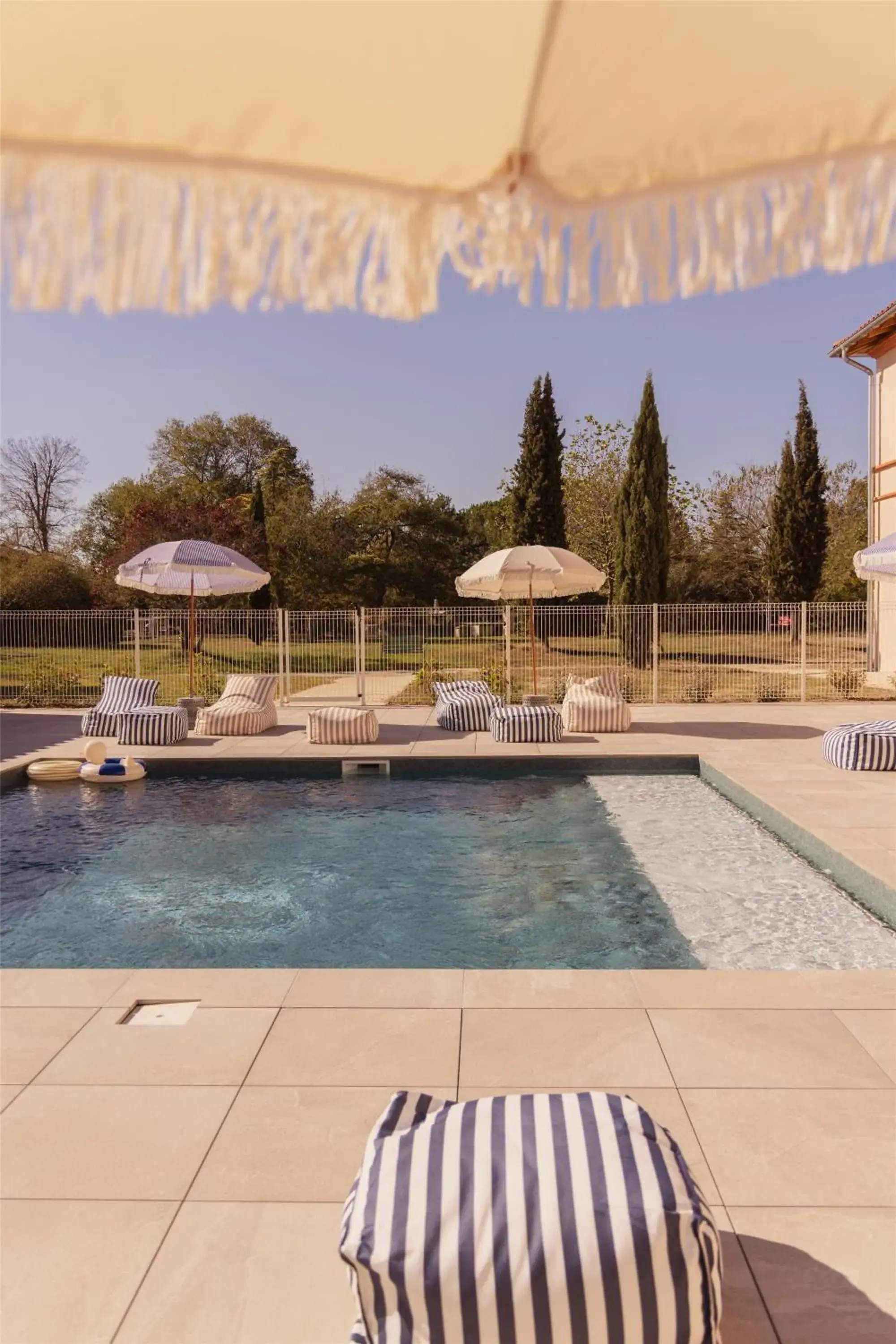 Pool view in Best Western Plus Le Canard sur le Toit Pool view in Best Western Plus Le Canard sur le Toit