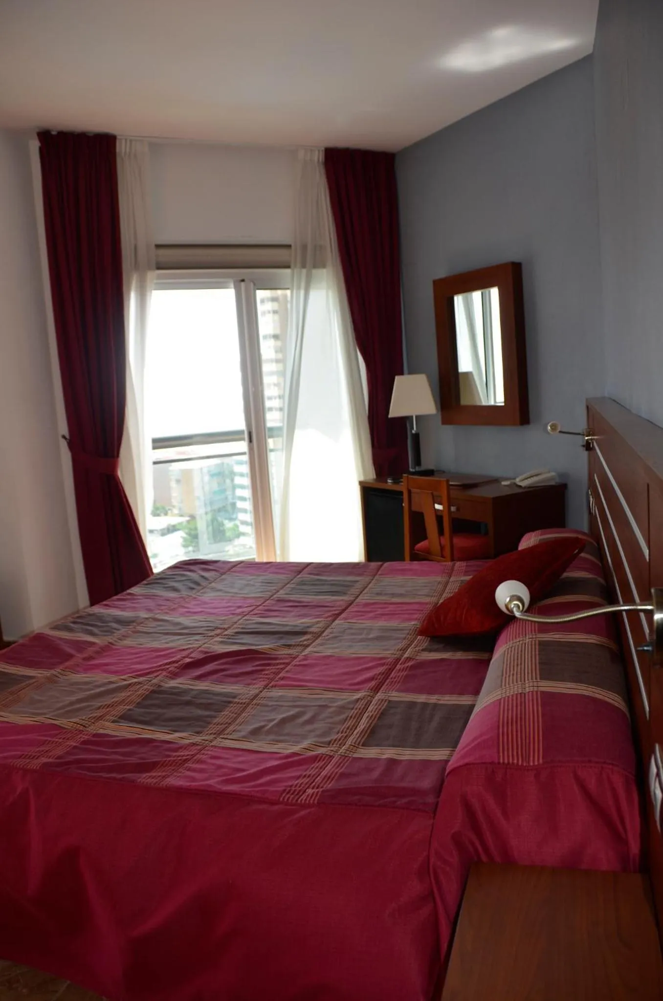 Day, Bed in La Familia Gallo Rojo