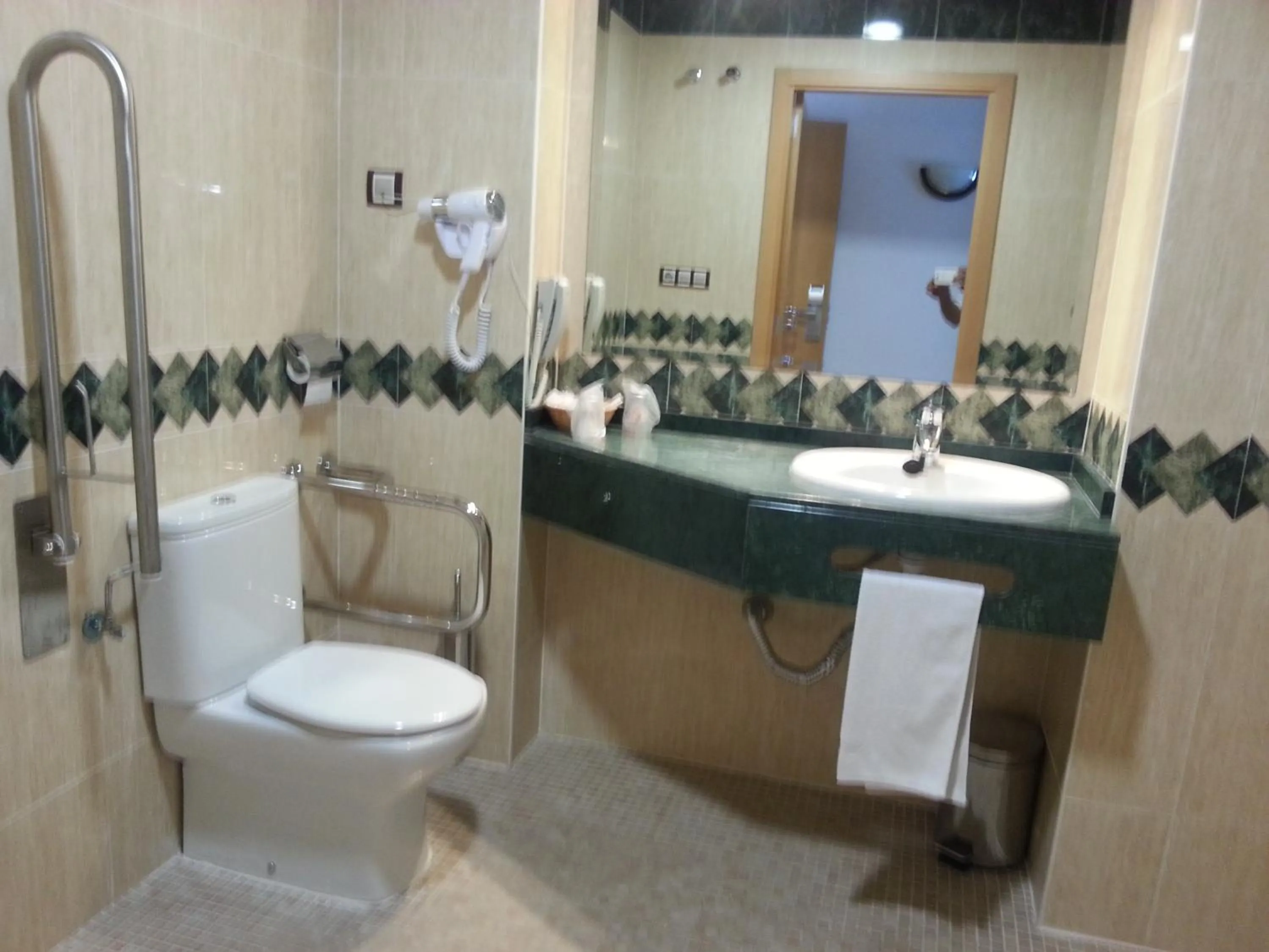 Bathroom in La Familia Gallo Rojo