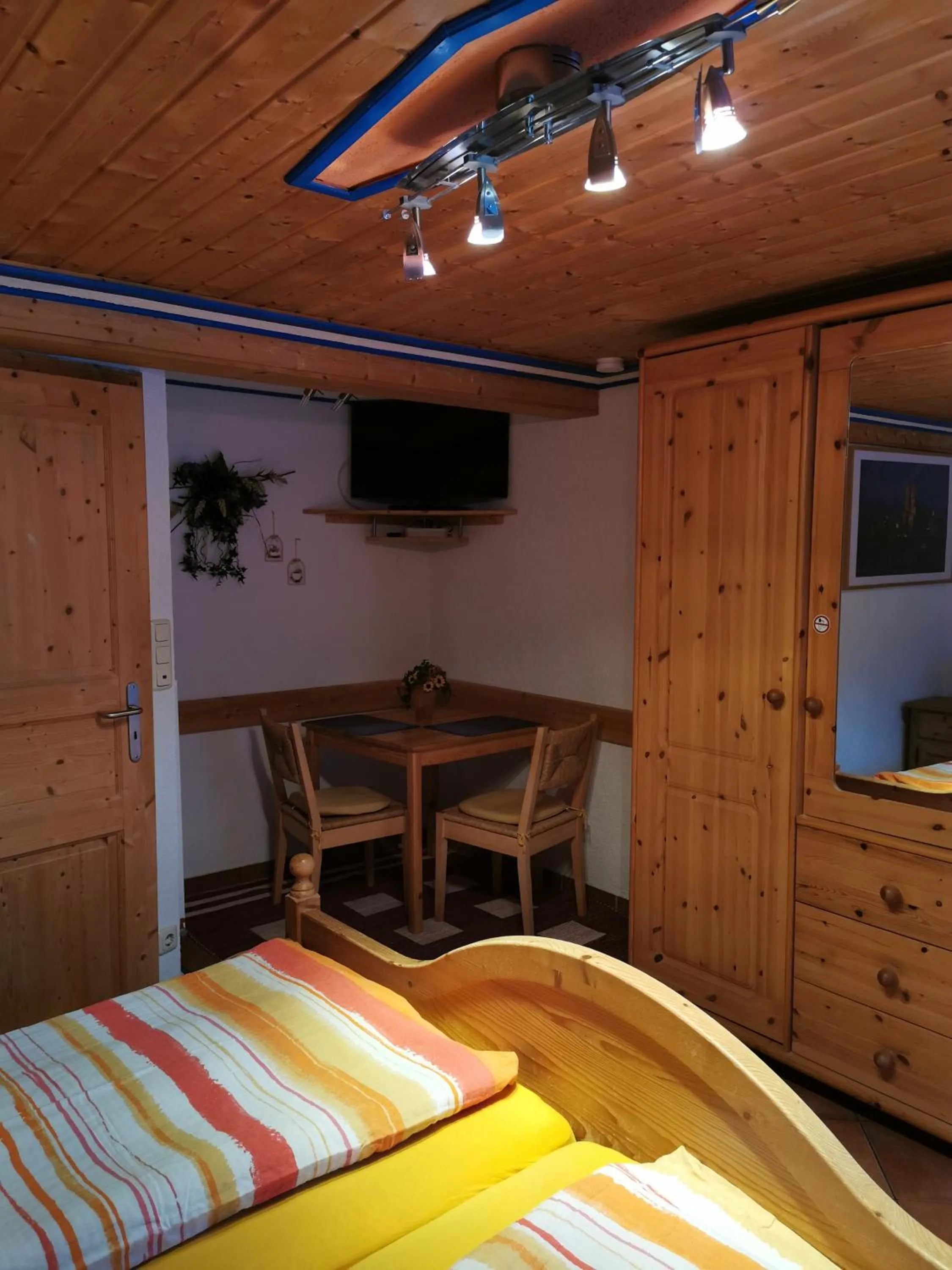 Bed in Gästezimmer Reitinger