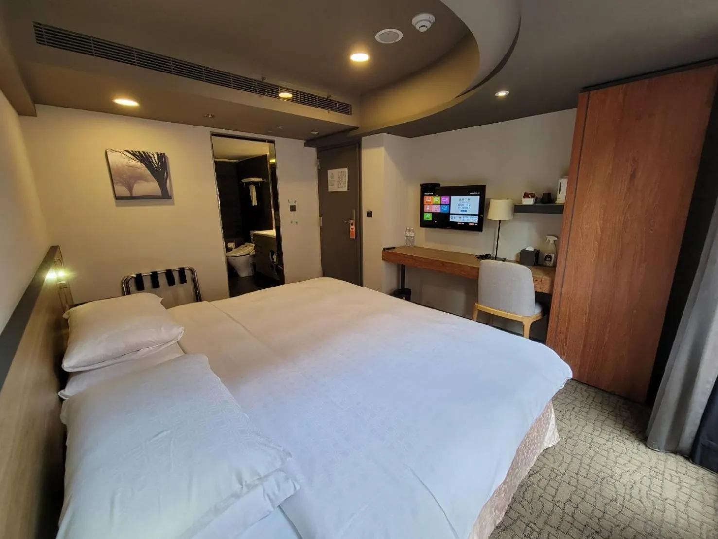 Photo of the whole room, Bed in Simple + Hotel