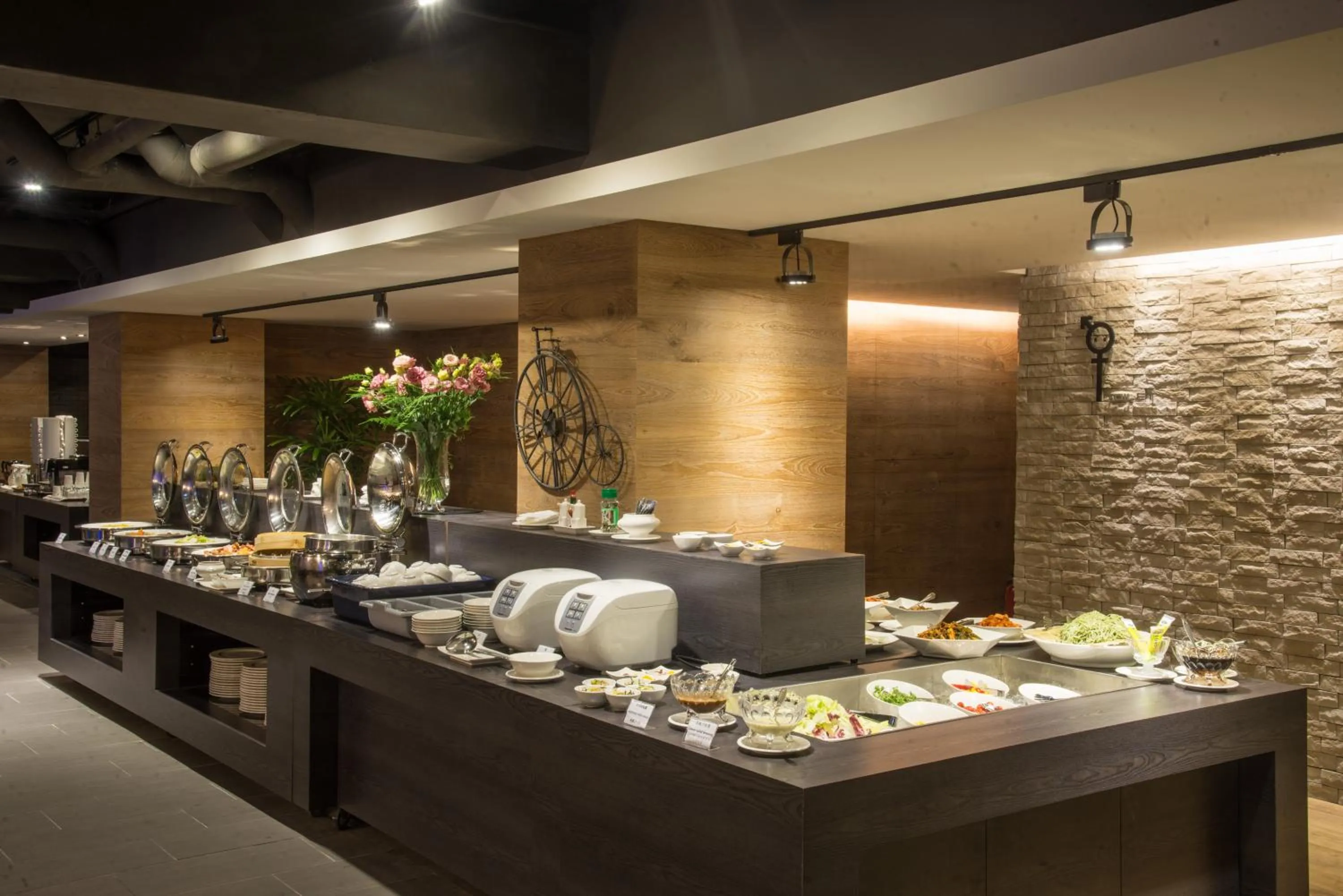 Breakfast in Simple + Hotel