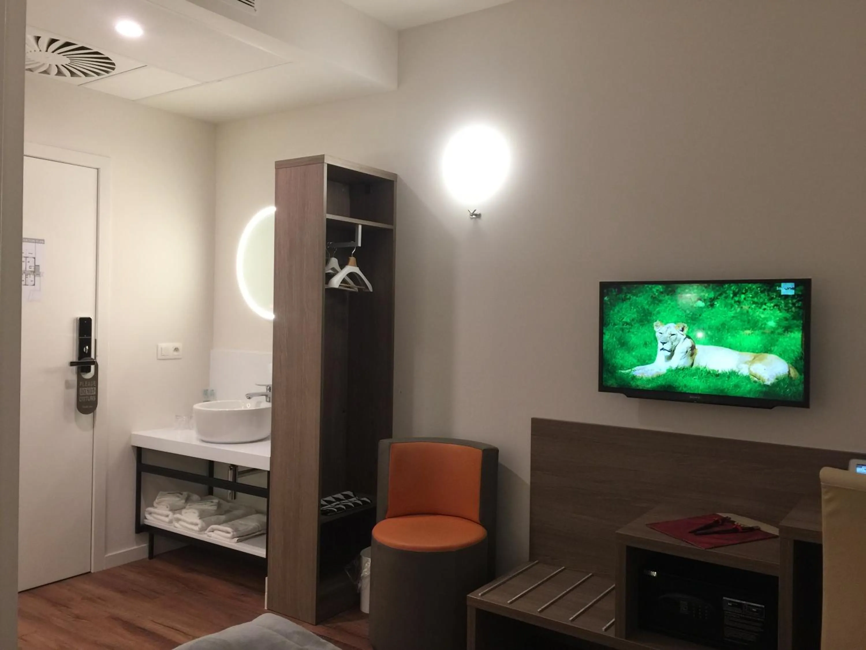 Bedroom in cité impériale ye