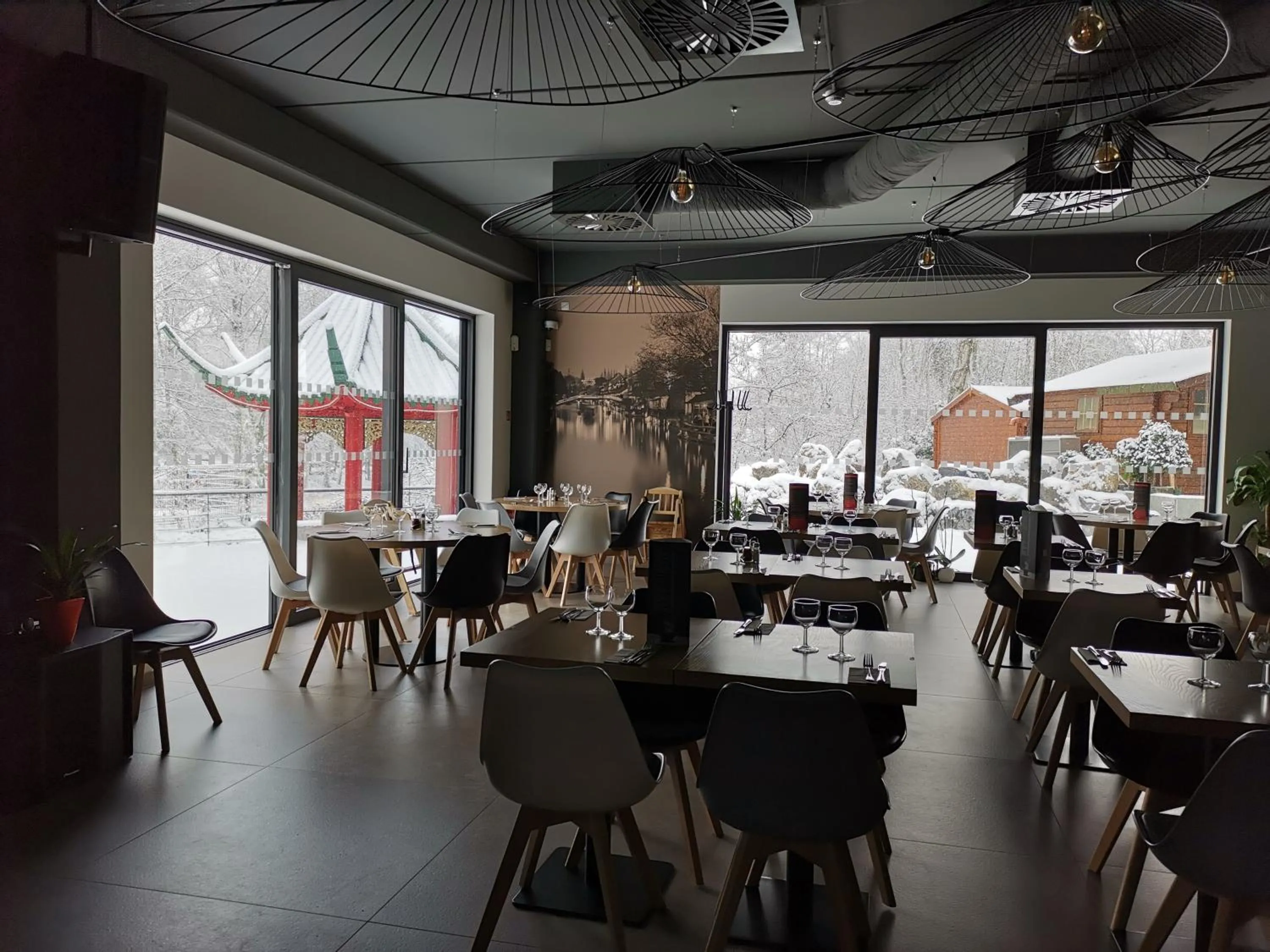 Restaurant/places to eat in cité impériale ye