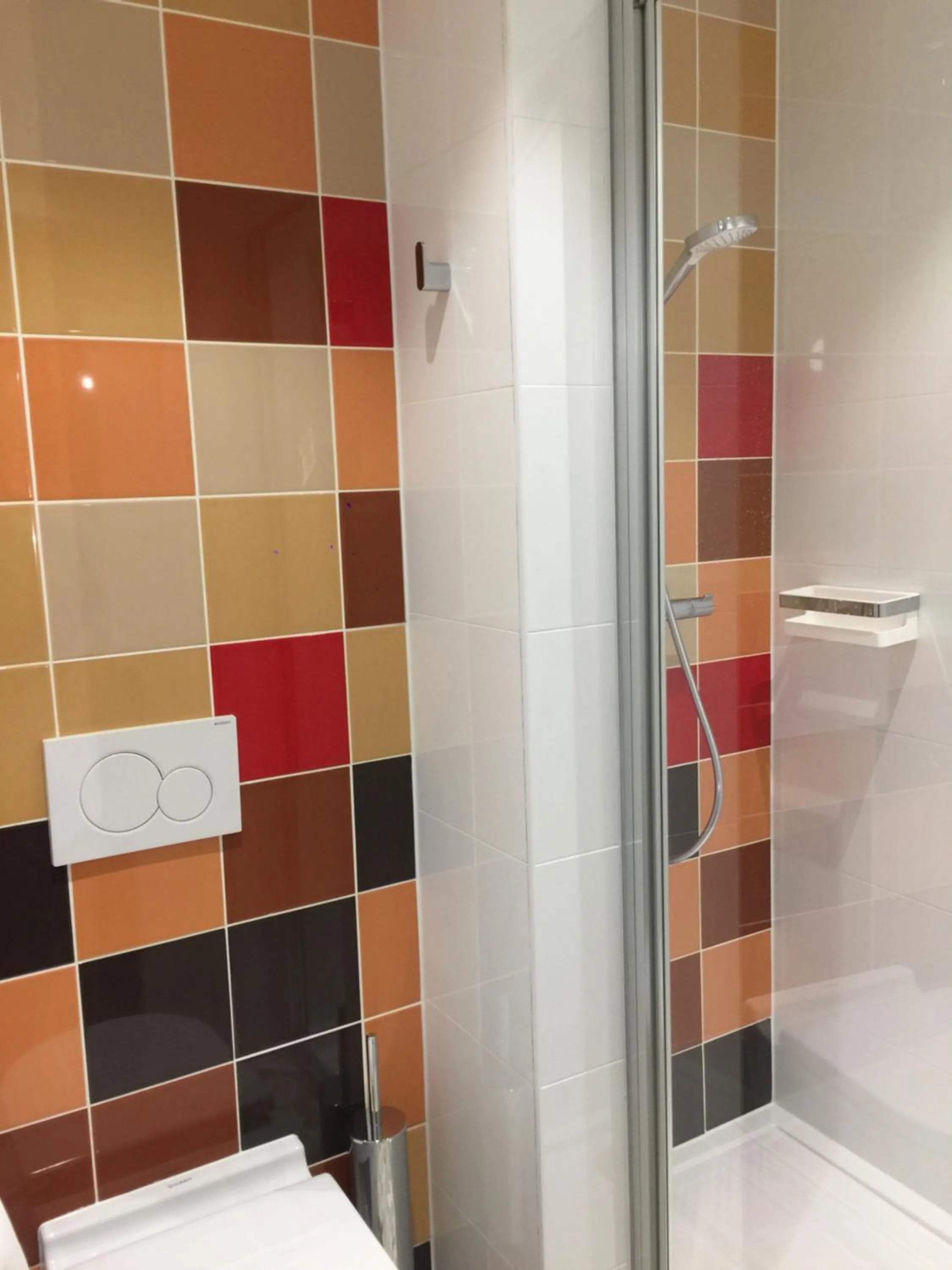 Shower in cité impériale ye