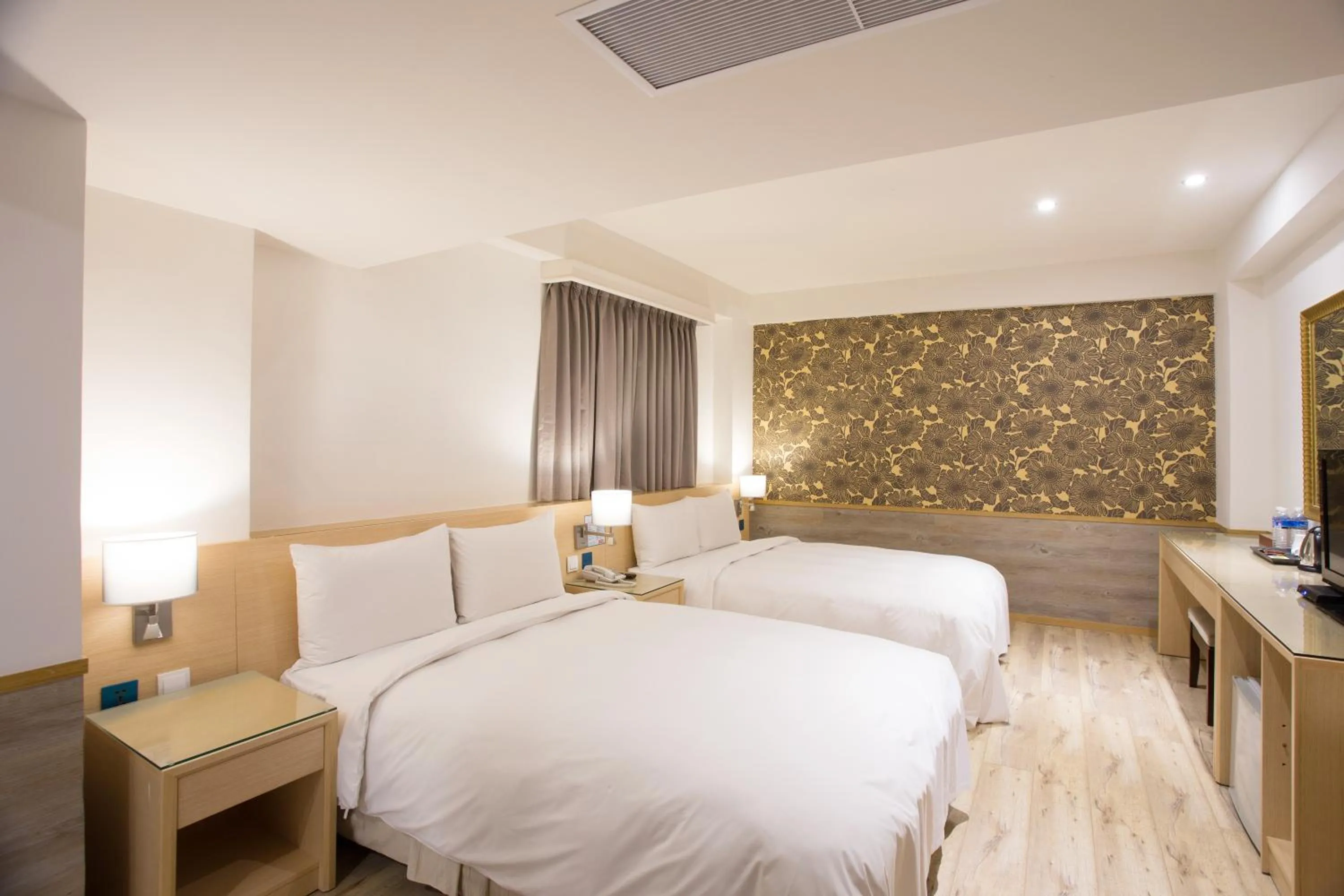 Bedroom, Bed in Rainbow Hotel