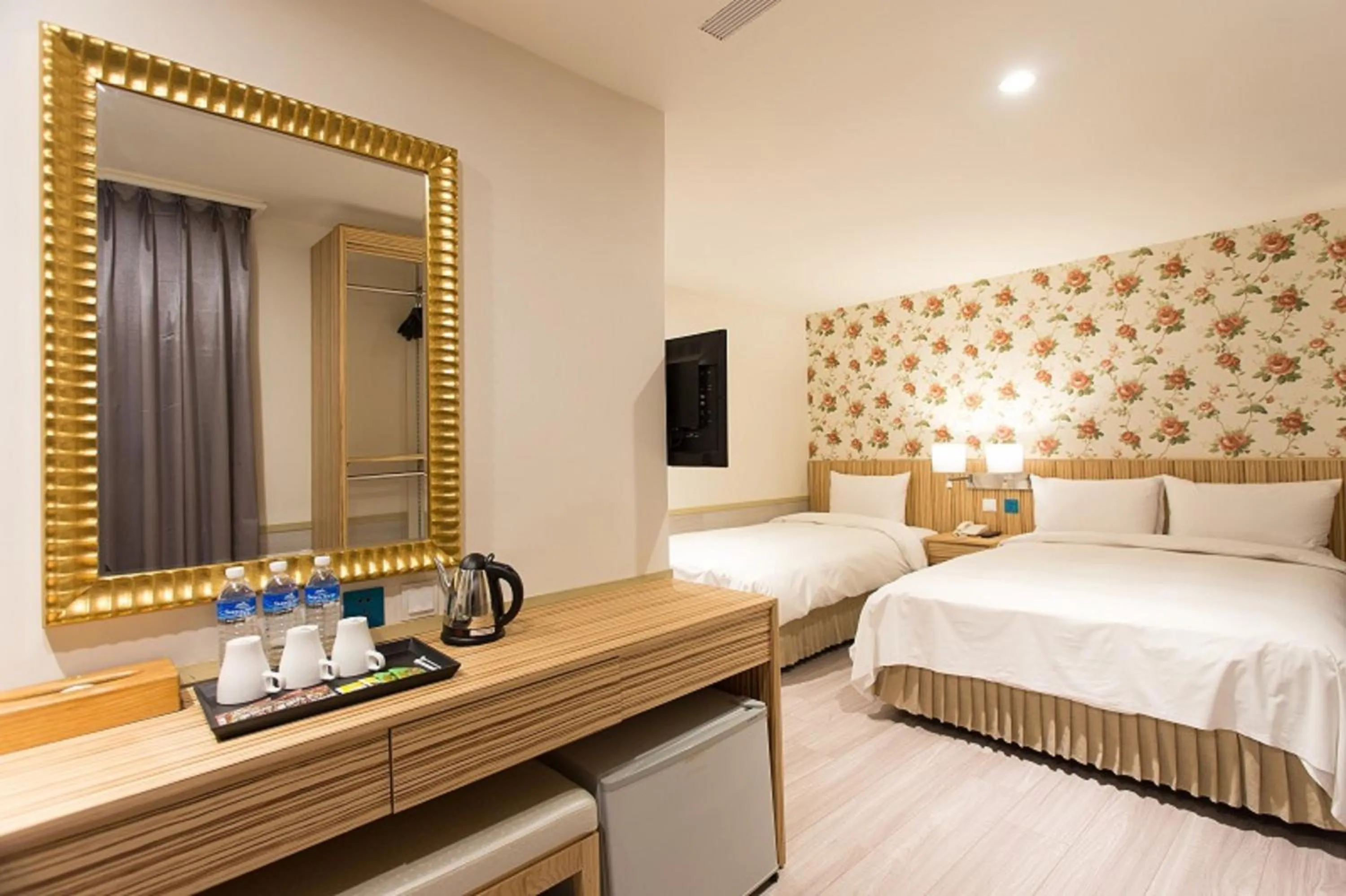 Bedroom, Bed in Rainbow Hotel