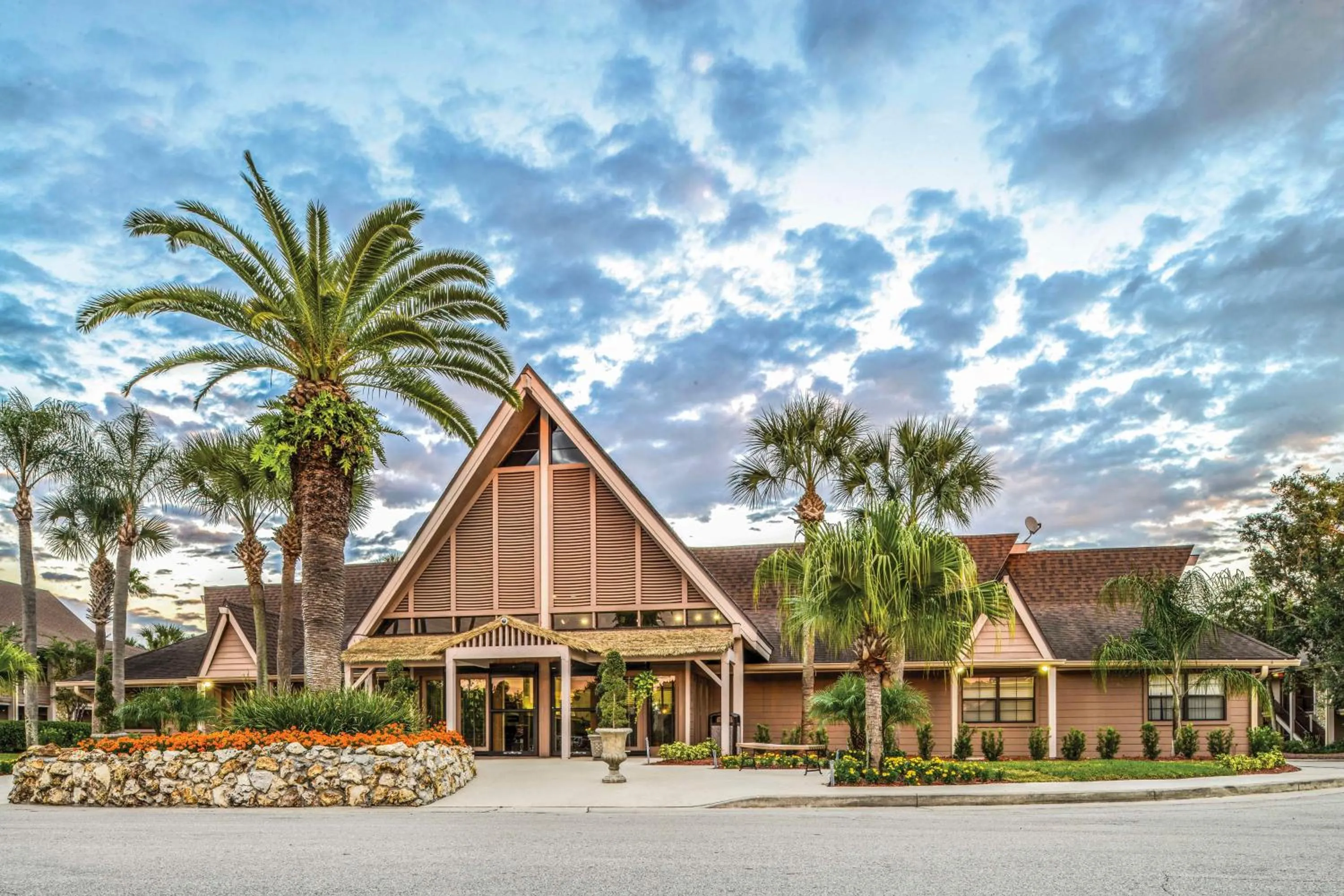Property building in Hilton Vacation Club Polynesian Isles Kissimmee