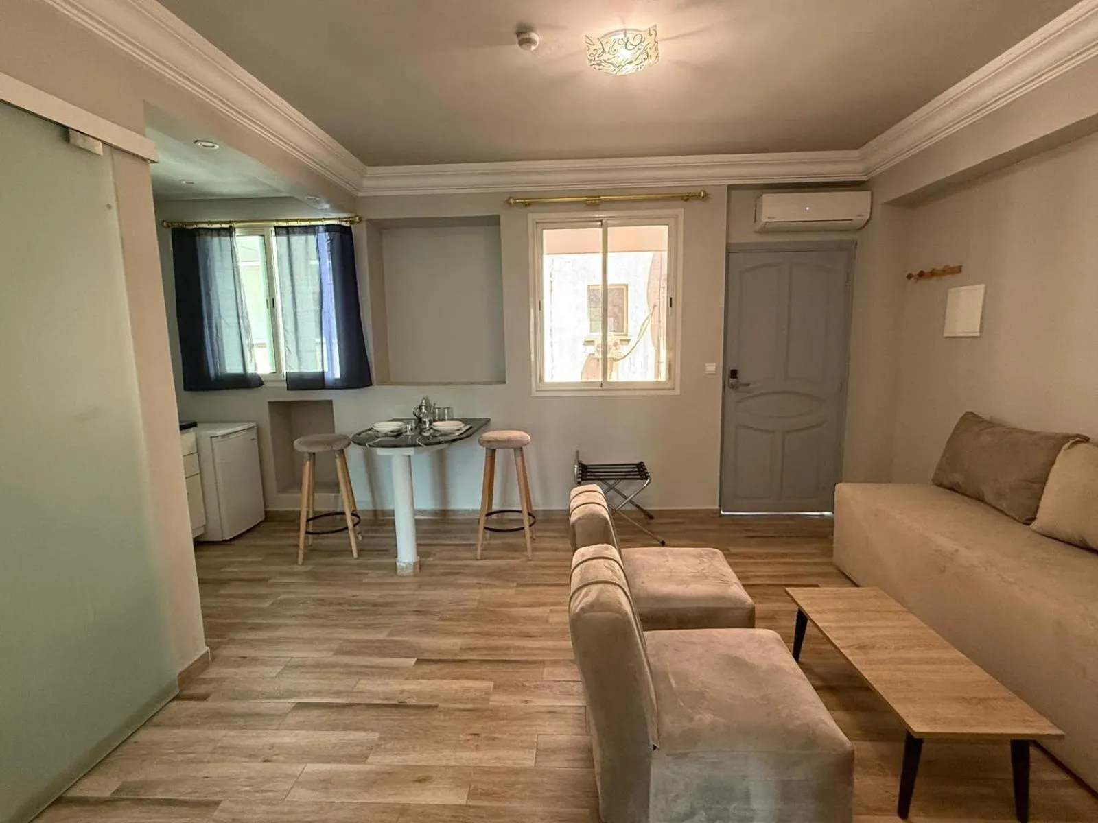 Seating area in Hamilton Suites & Appart
