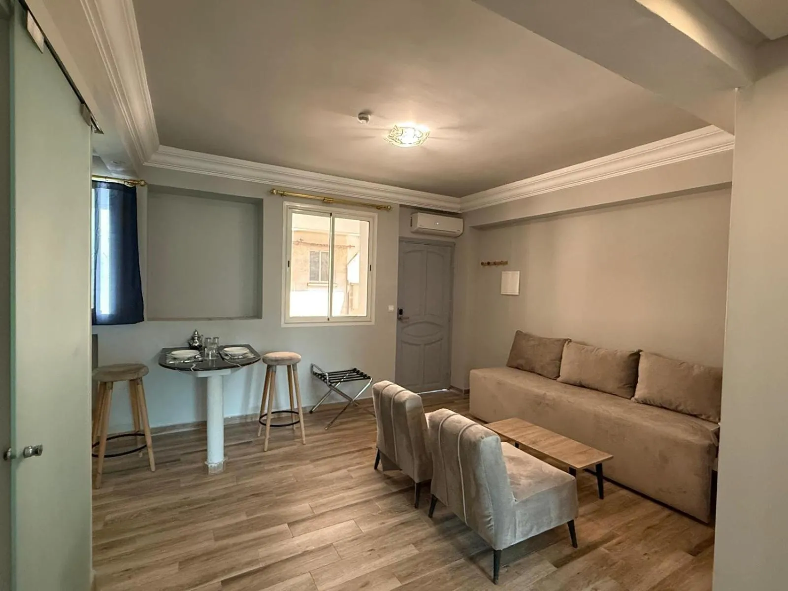 Seating area in Hamilton Suites & Appart