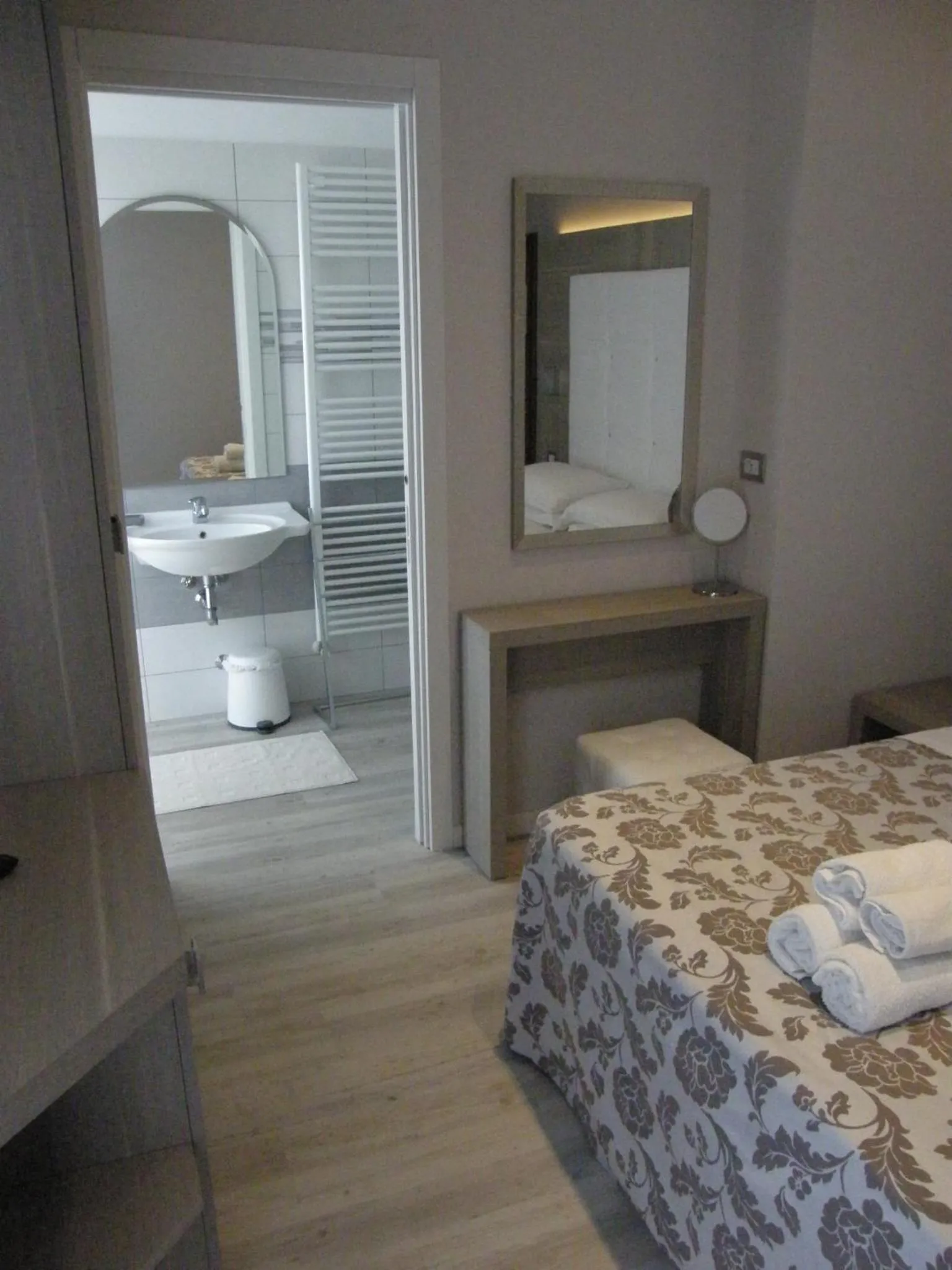 Bathroom, Bed in Hotel Stefan Room & Breakfast