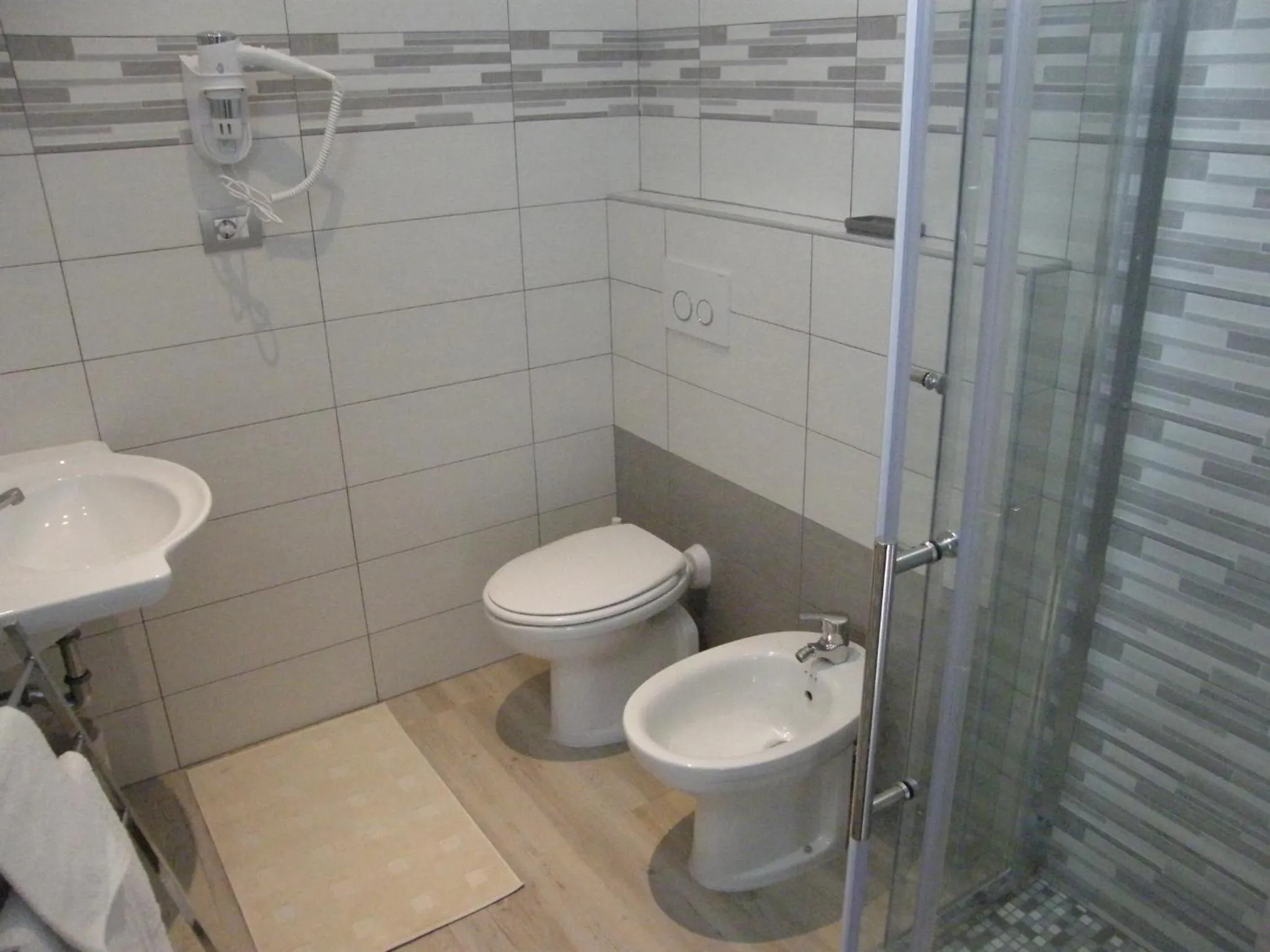 Bathroom in Hotel Stefan Room & Breakfast