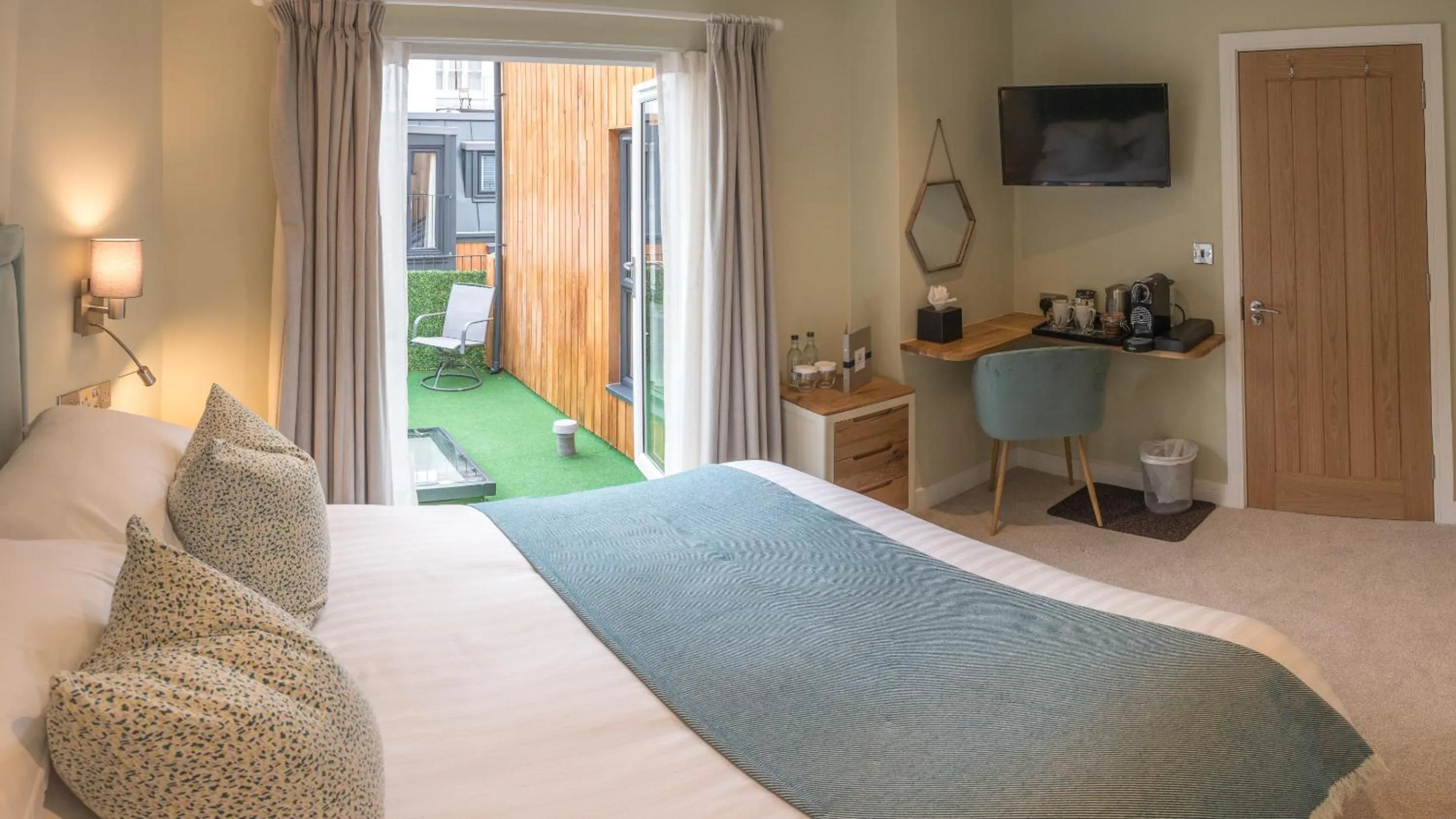 Bedroom, Bed in Waterfront House