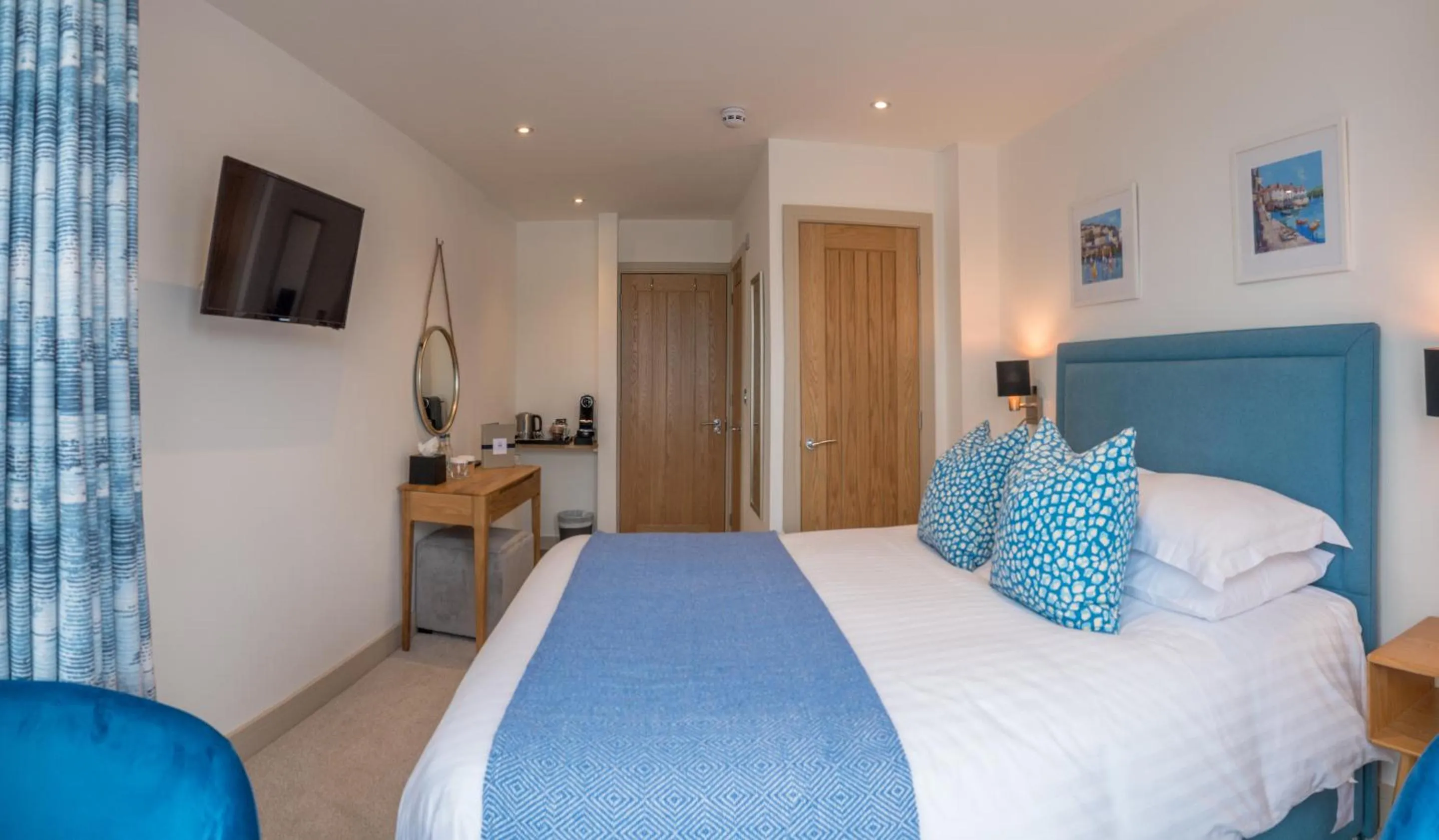 Bedroom, Bed in Waterfront House