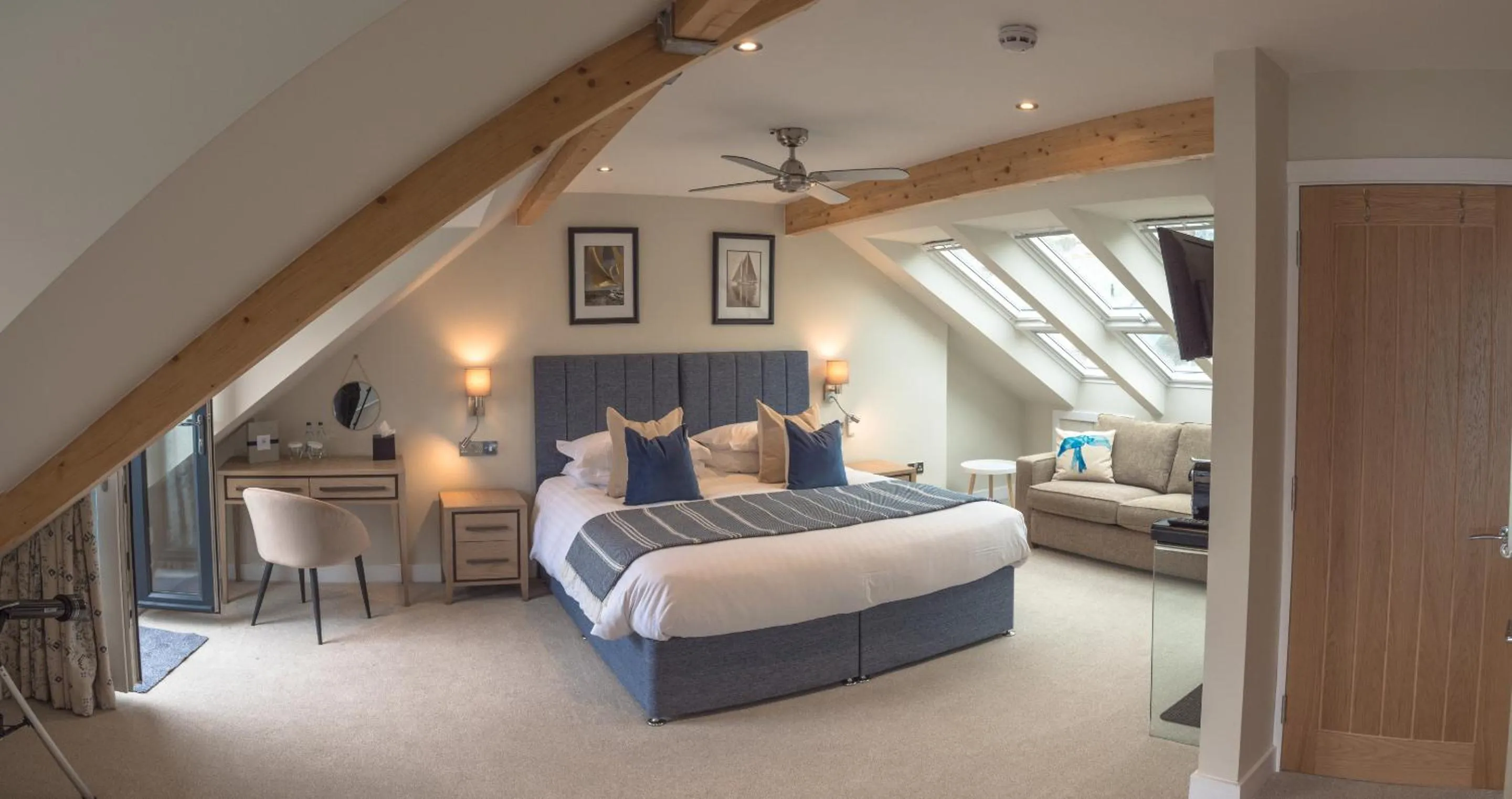 Bedroom, Bed in Waterfront House