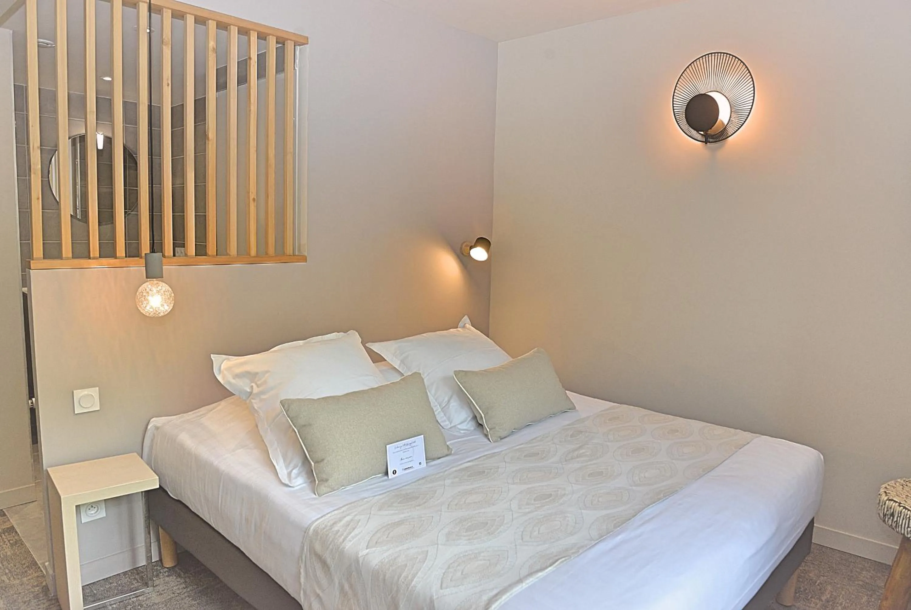 Bedroom, Bed in Hôtel Beauregard, The Originals Relais