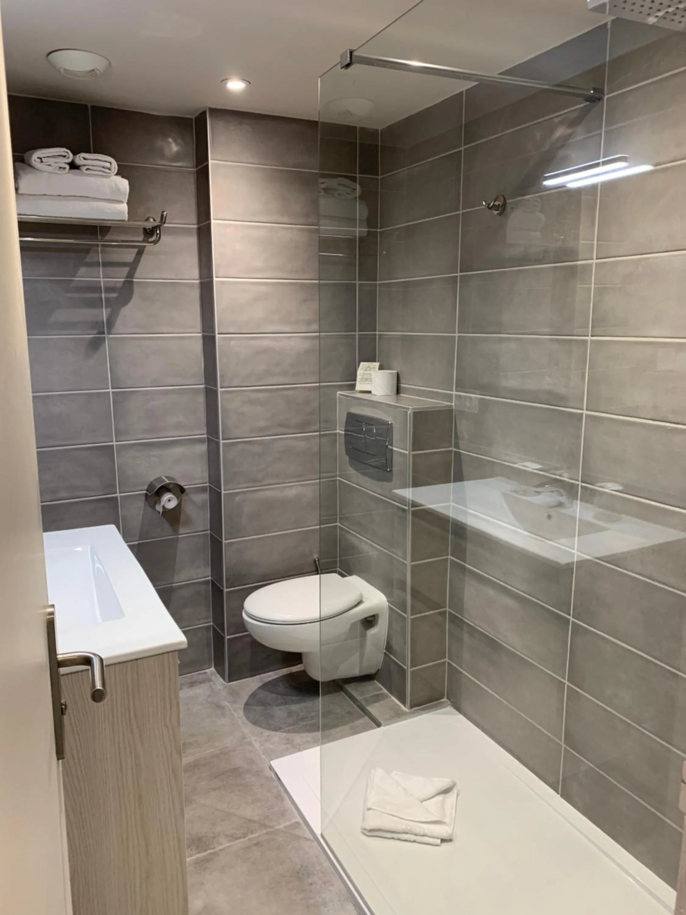 Shower in Hôtel Beauregard, The Originals Relais