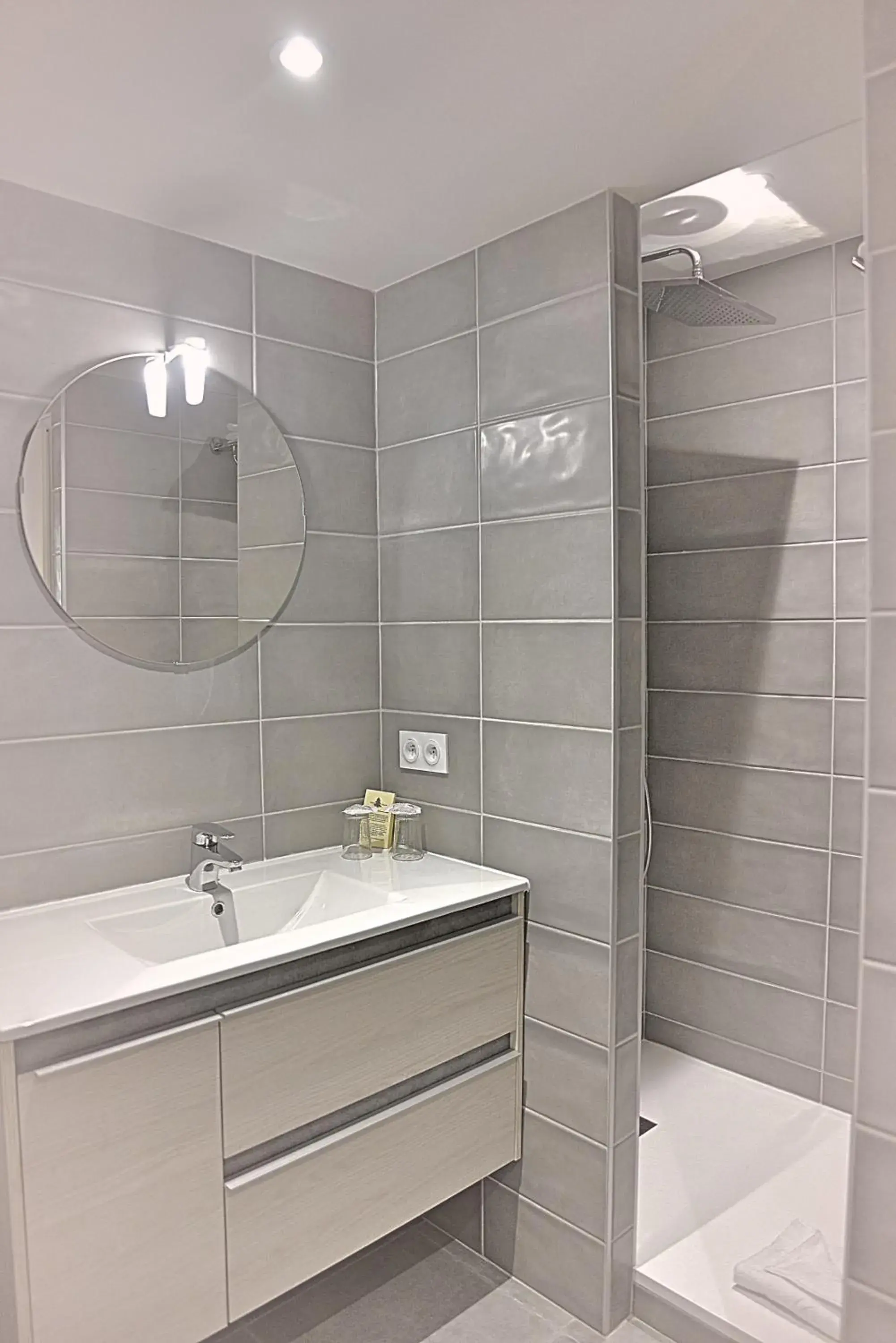 Bathroom in Hôtel Beauregard, The Originals Relais Bathroom in Hôtel Beauregard, The Originals Relais