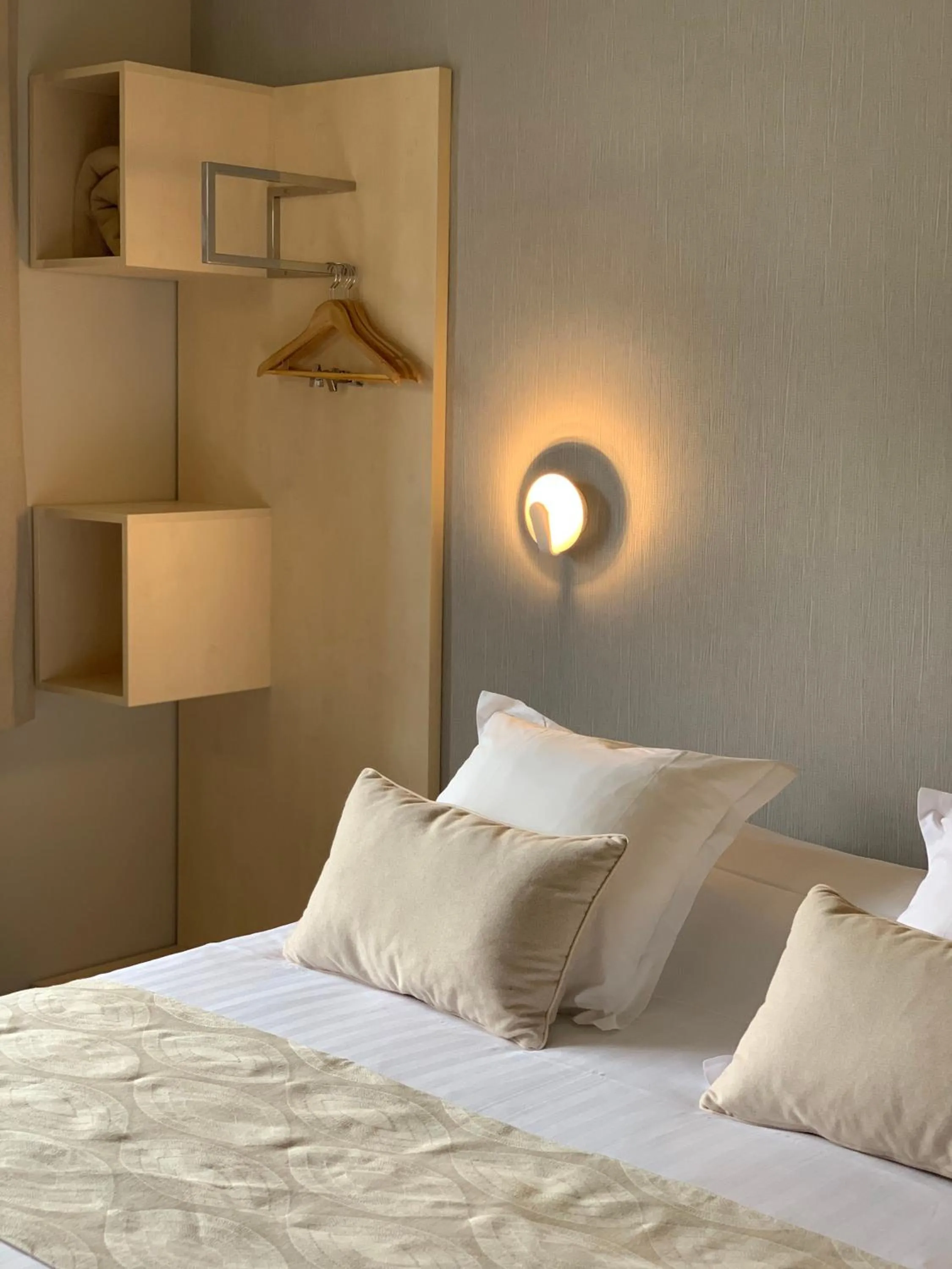 Bed in Hôtel Beauregard, The Originals Relais