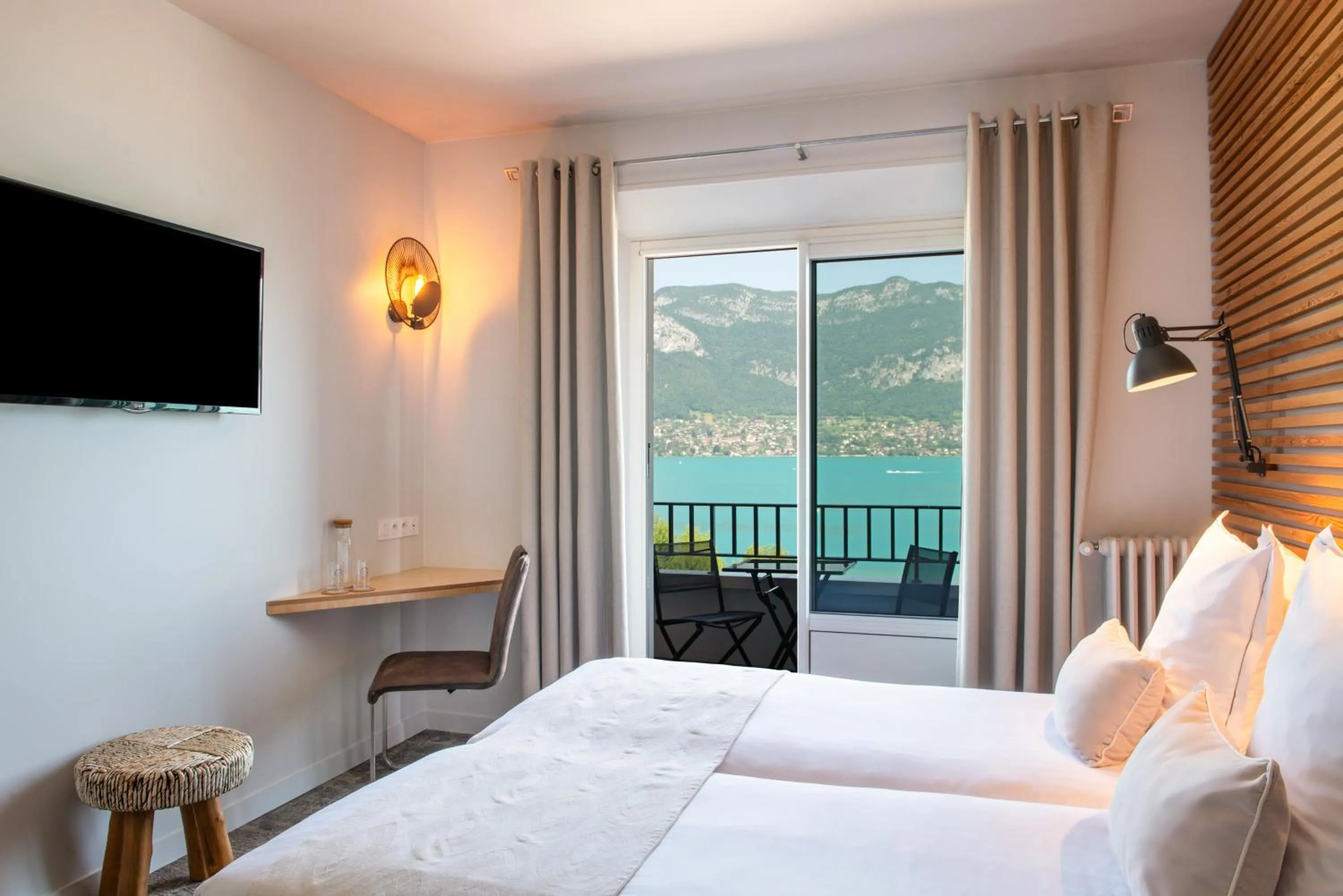 Bedroom, Bed in Hôtel Beauregard, The Originals Relais