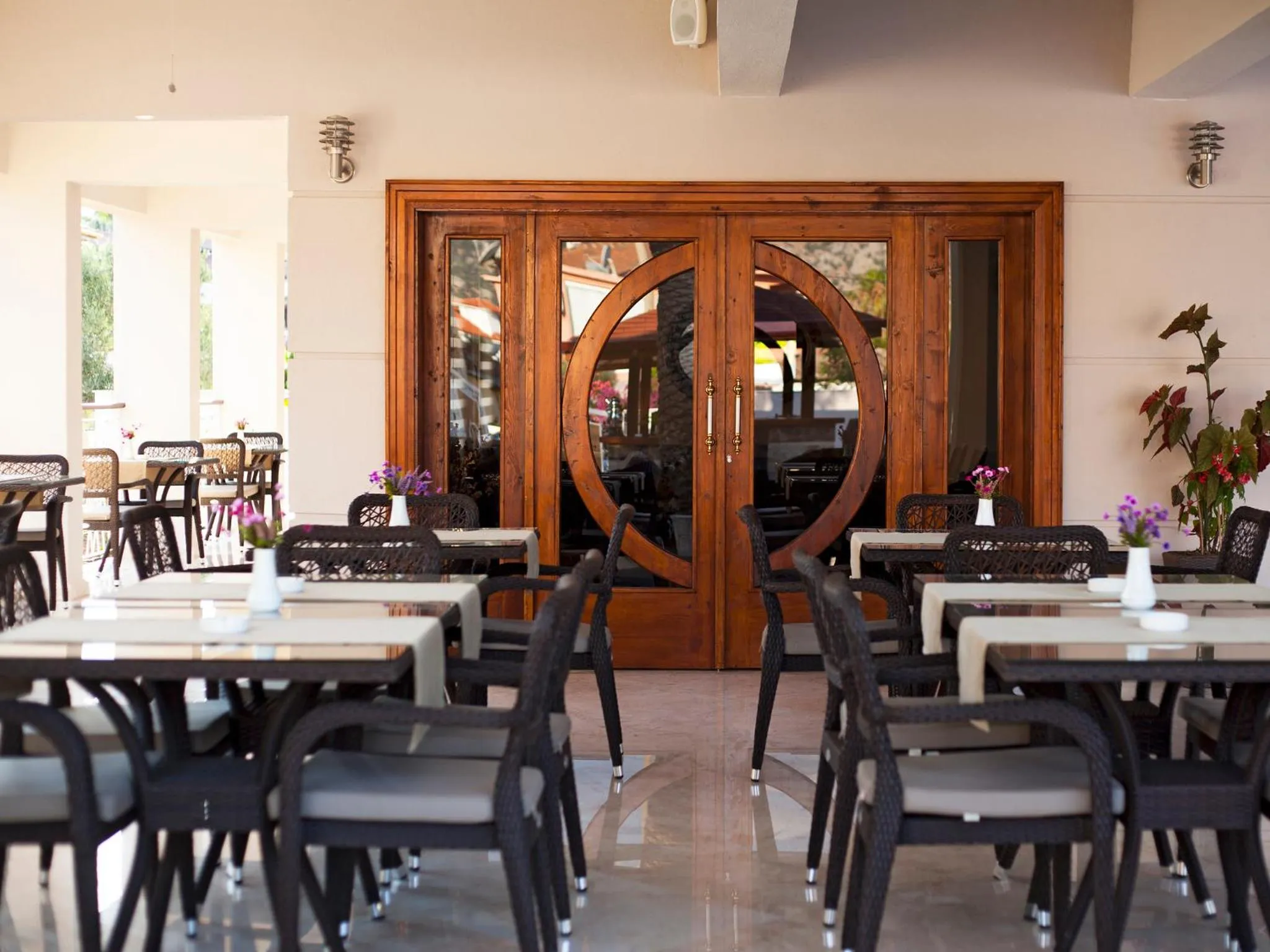 Restaurant/places to eat in Montana Hotel