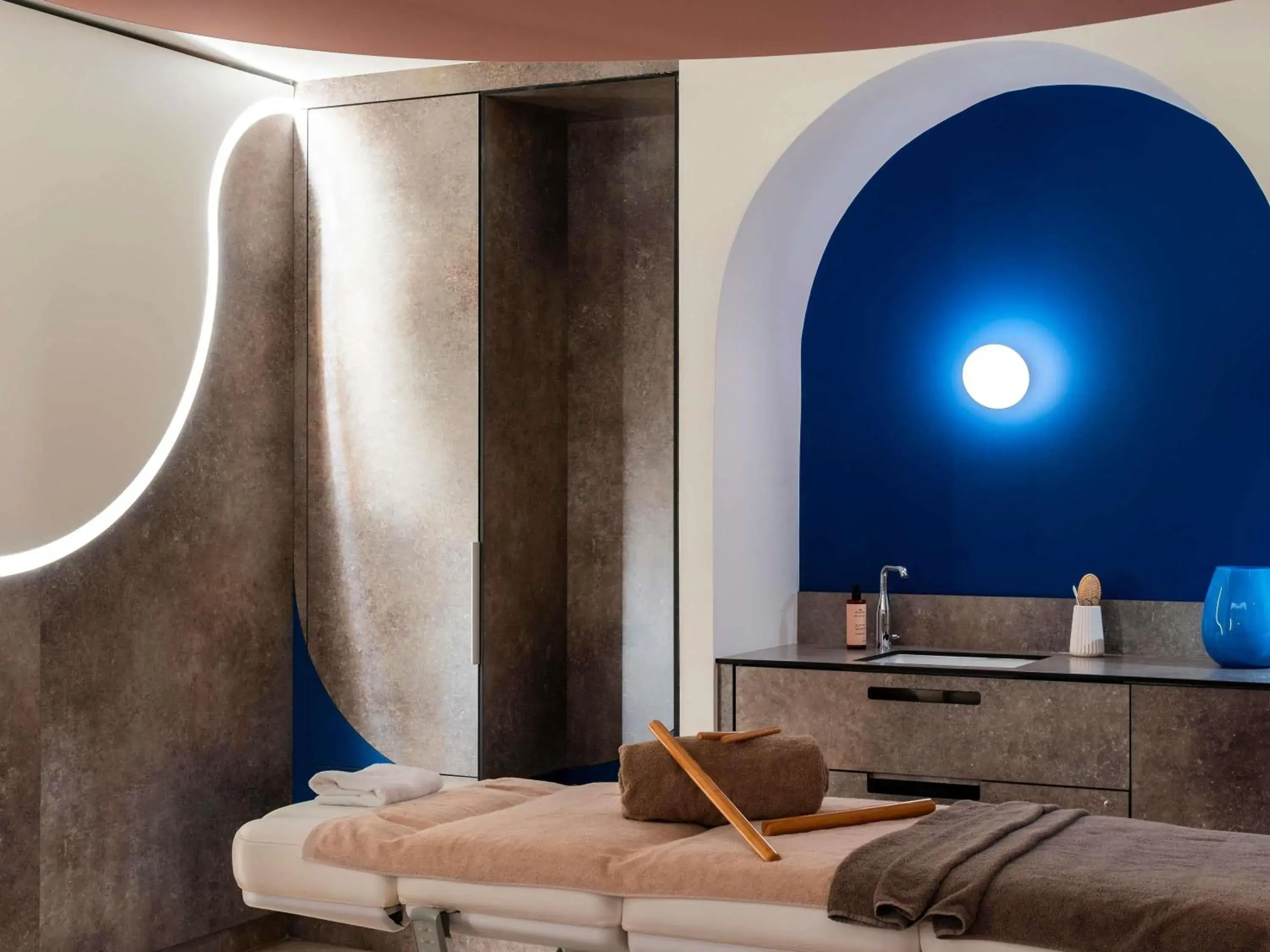 Property building, Bed in Mercure Quiberon Hotel Property building, Bed in Mercure Quiberon Hotel