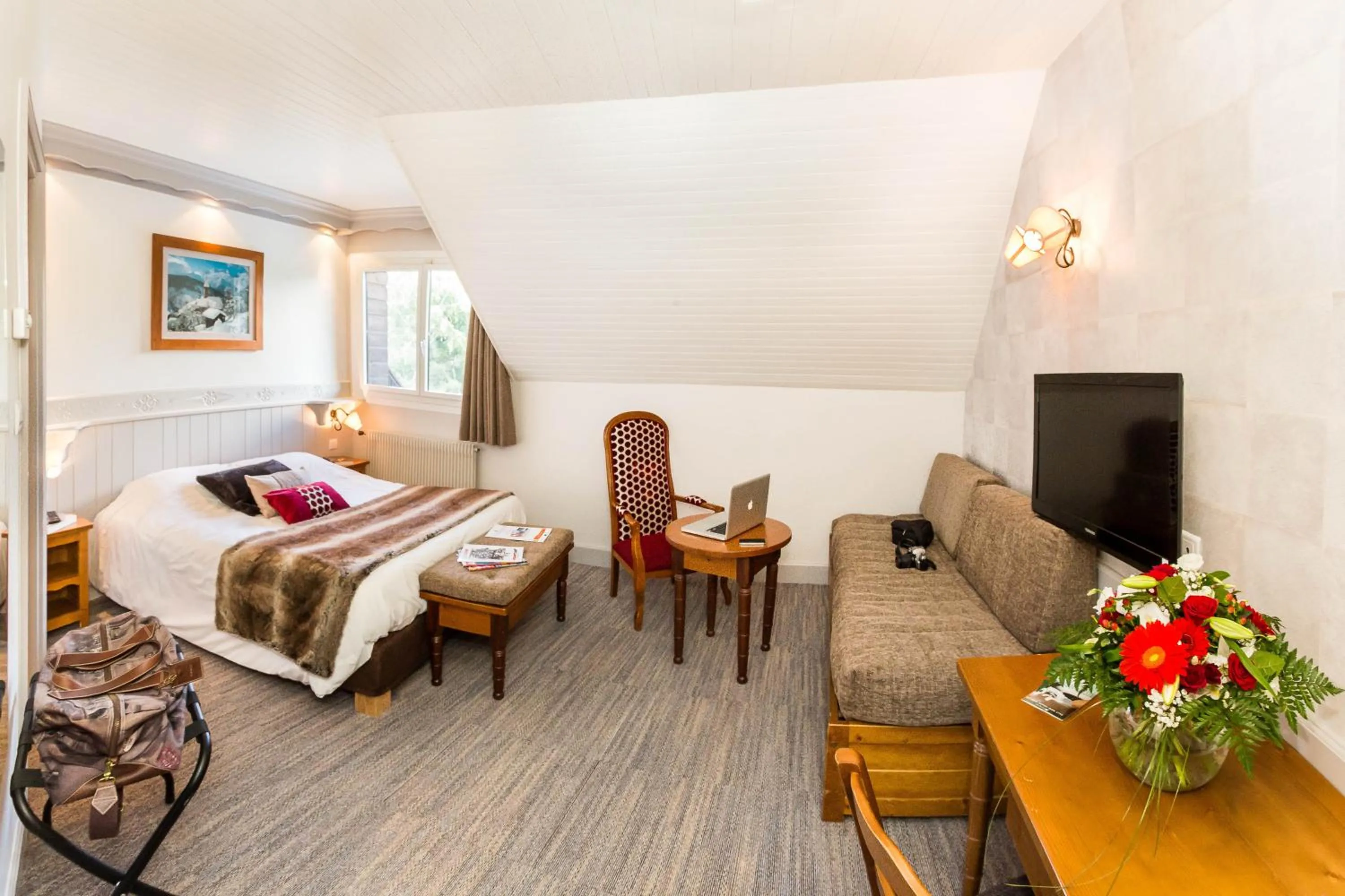 Photo of the whole room, Bed in Hôtel & Spa Les Bartavelles