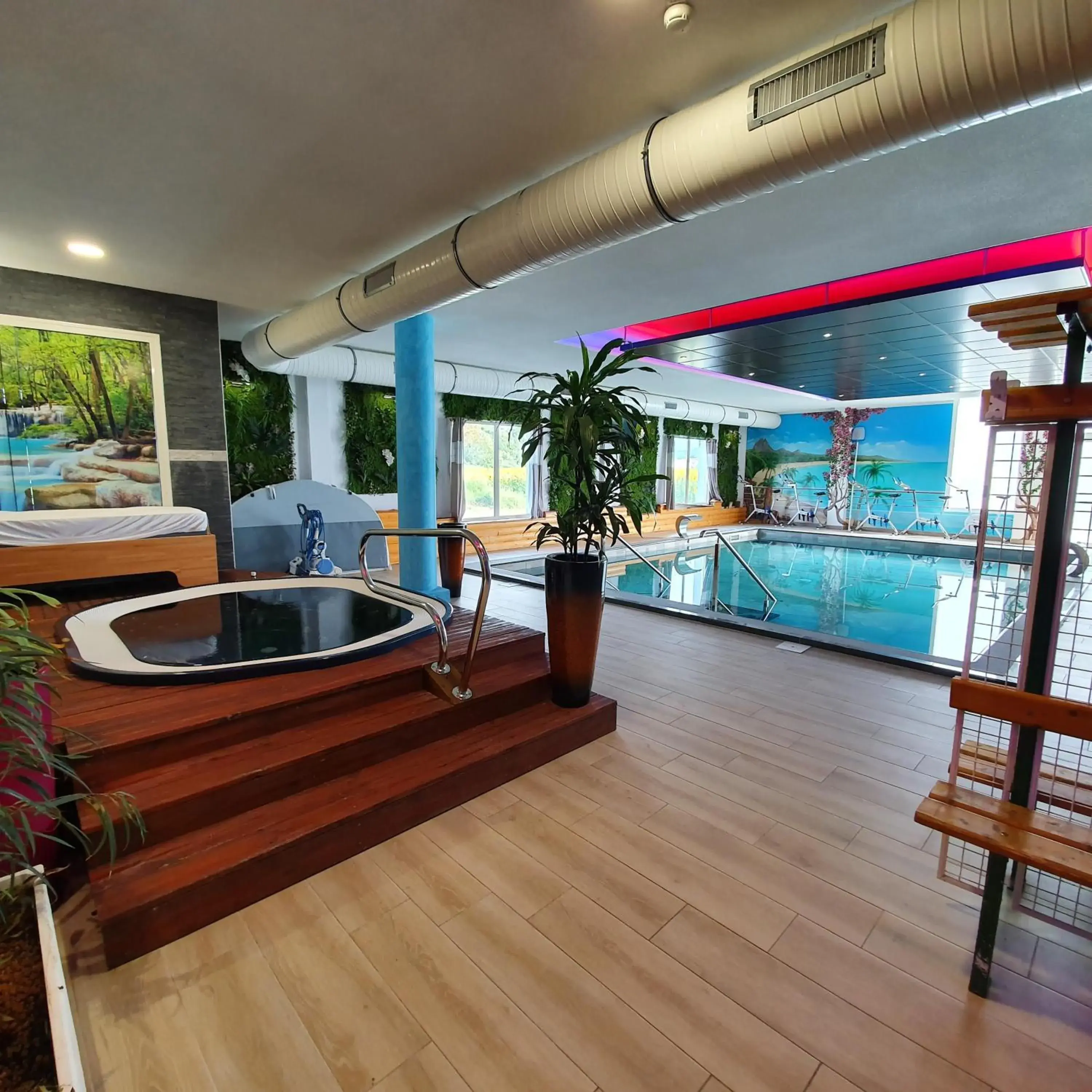 Pool view in Best Western Hotel & SPA Pau Lescar Aeroport Pool view in Best Western Hotel & SPA Pau Lescar Aeroport