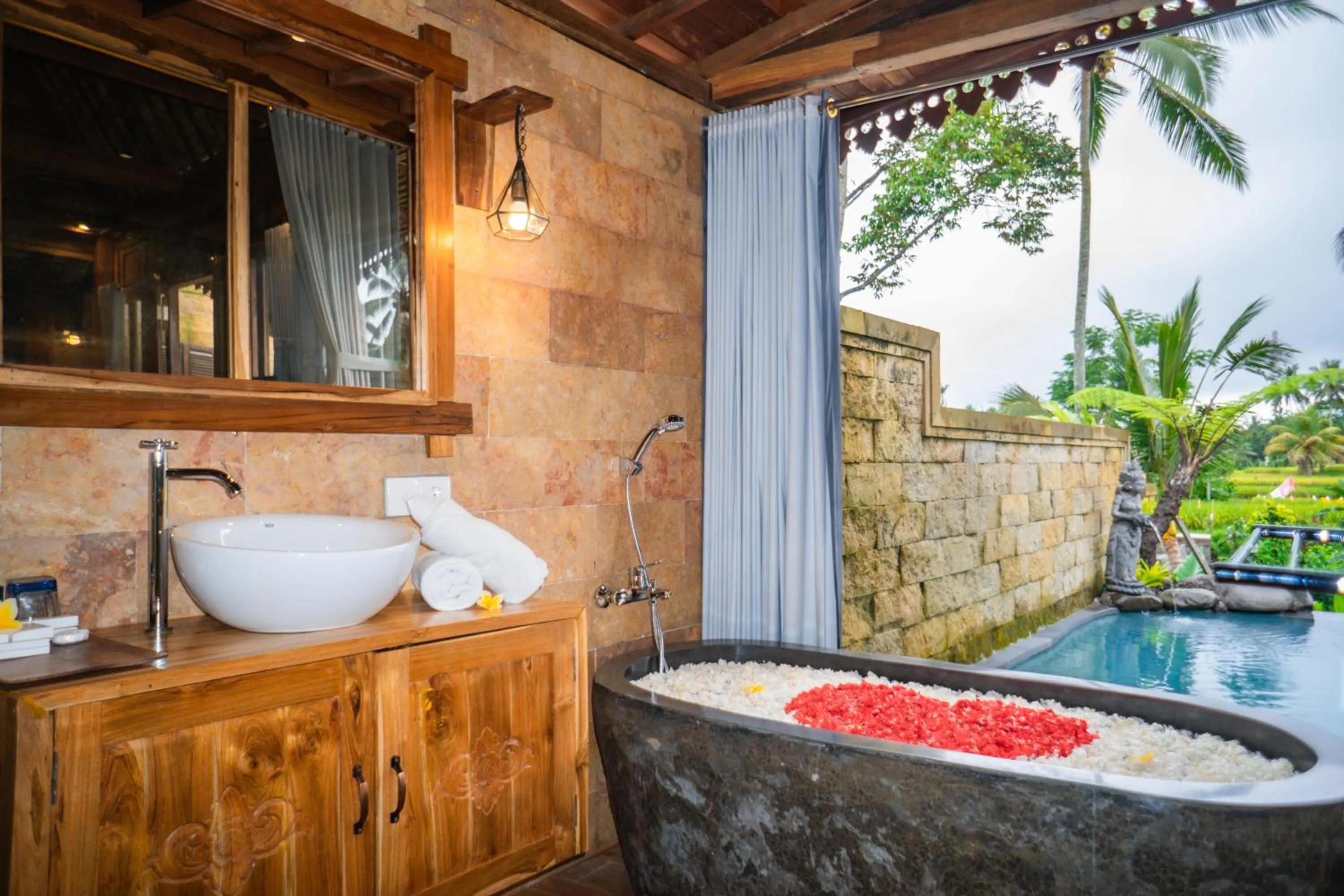 Bath in Pondok Sebatu Eco Lodge