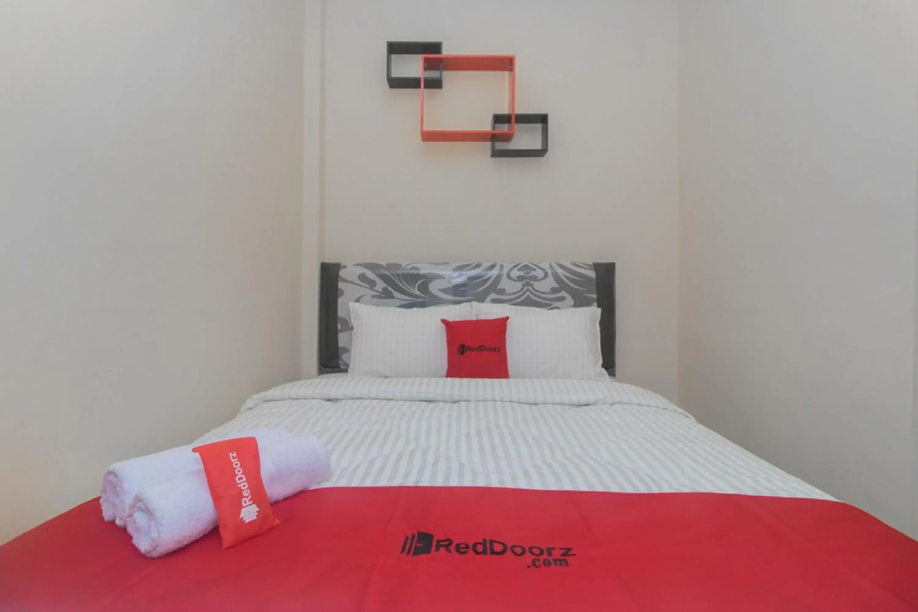 Bedroom, Bed in RedDoorz Syariah near Politeknik Negeri Madiun Bedroom, Bed in RedDoorz Syariah near Politeknik Negeri Madiun