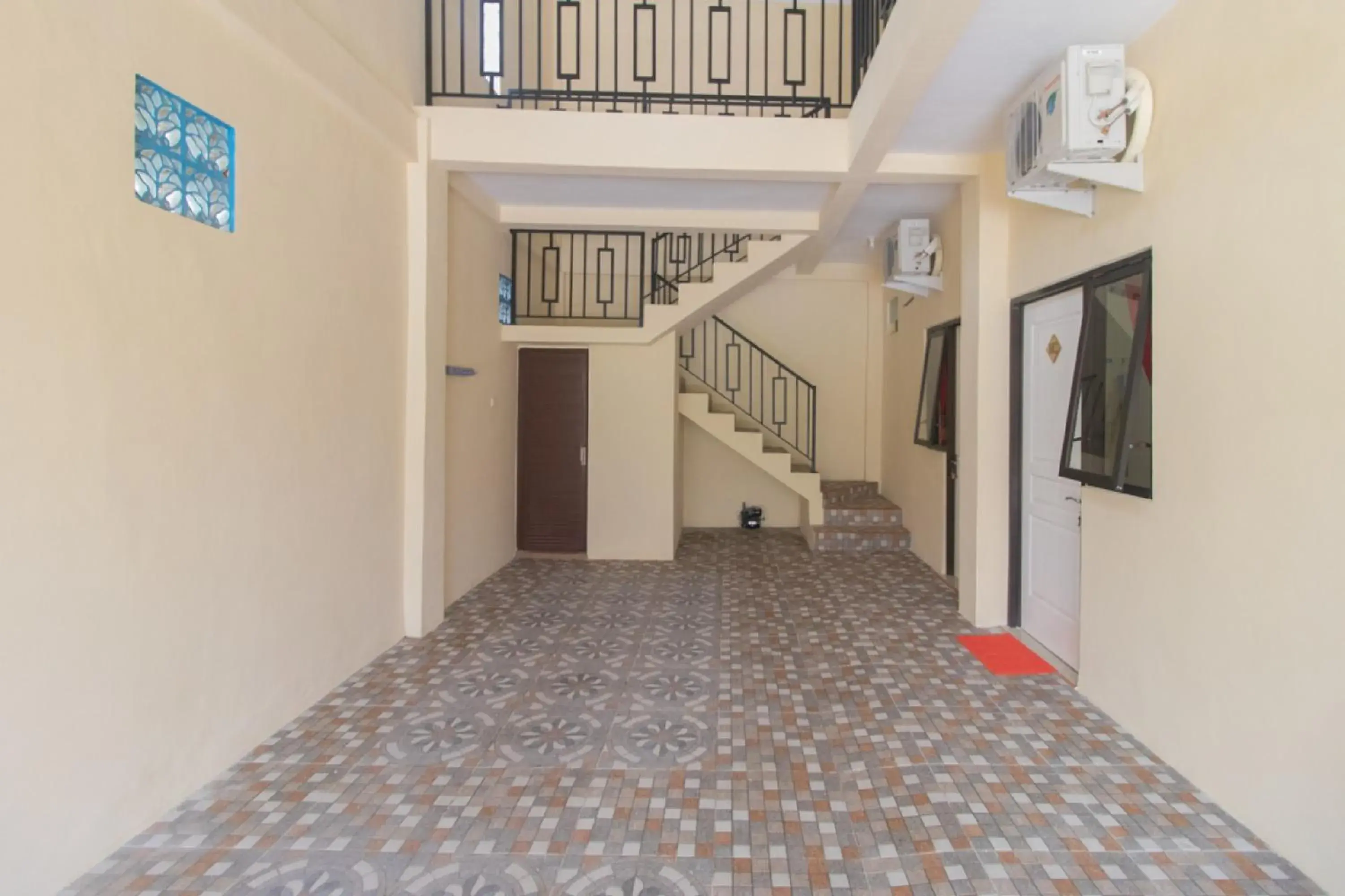 Facade/entrance in RedDoorz Syariah near Politeknik Negeri Madiun Facade/entrance in RedDoorz Syariah near Politeknik Negeri Madiun