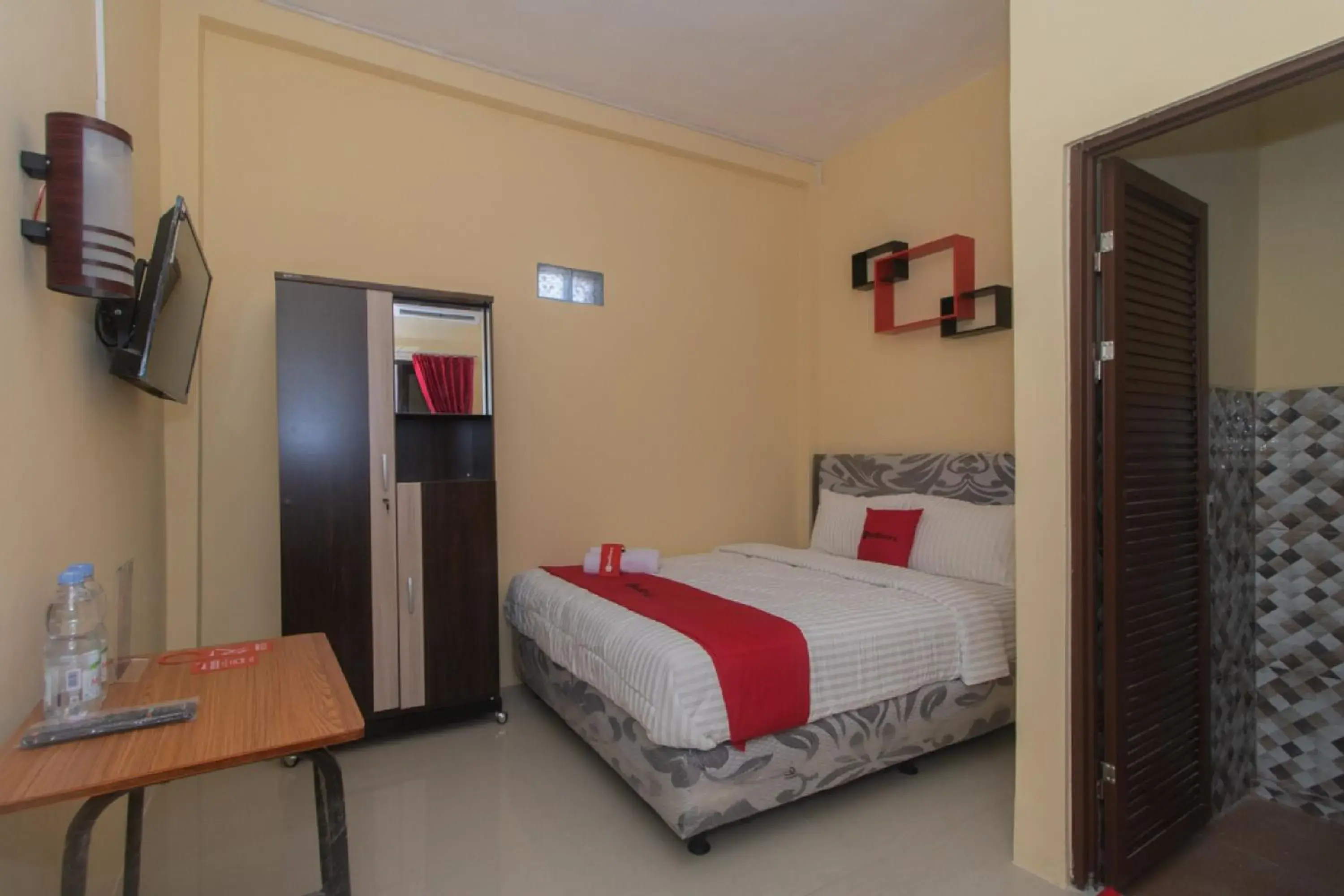 Bedroom, Bed in RedDoorz Syariah near Politeknik Negeri Madiun Bedroom, Bed in RedDoorz Syariah near Politeknik Negeri Madiun