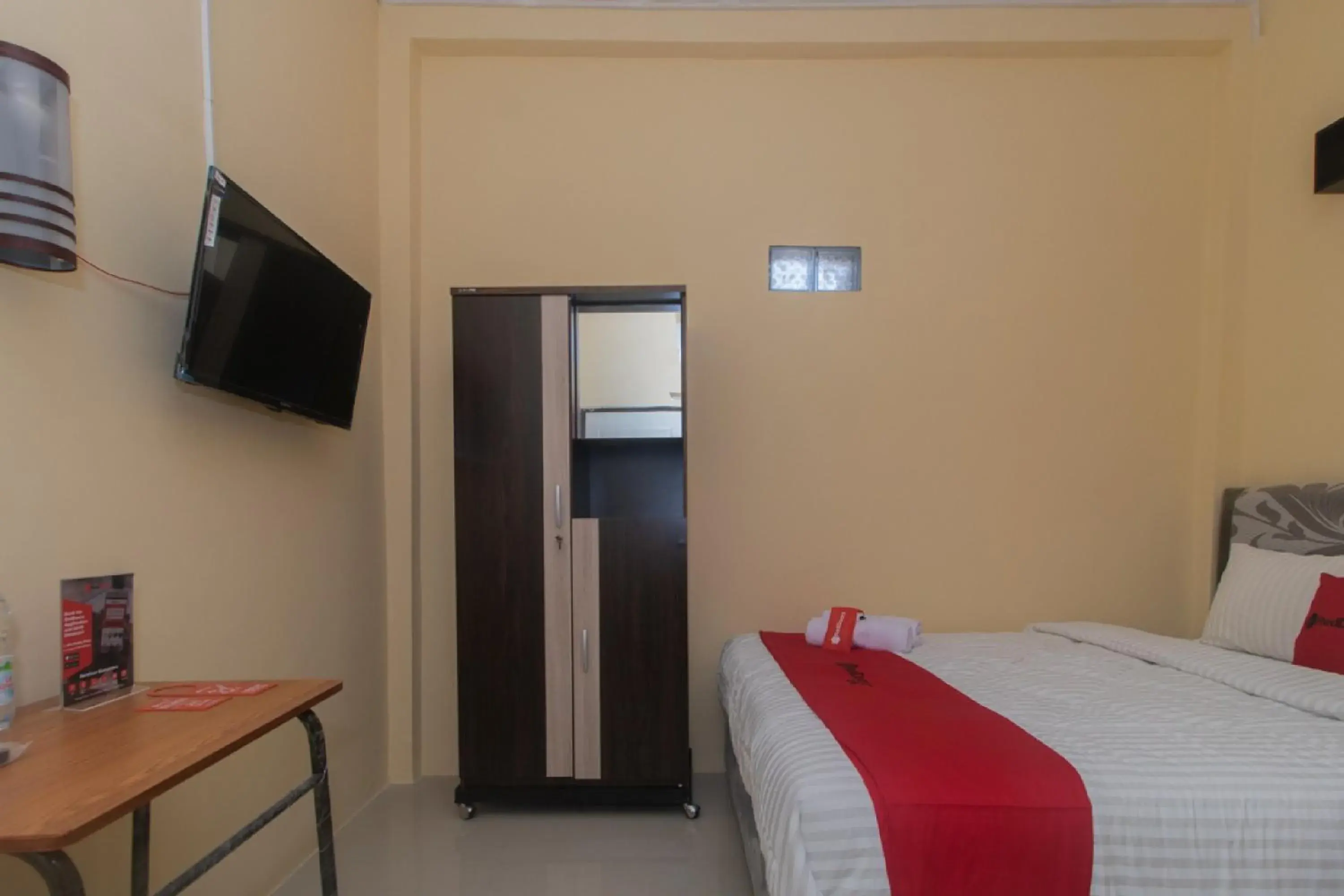 Bed in RedDoorz Syariah near Politeknik Negeri Madiun Bed in RedDoorz Syariah near Politeknik Negeri Madiun