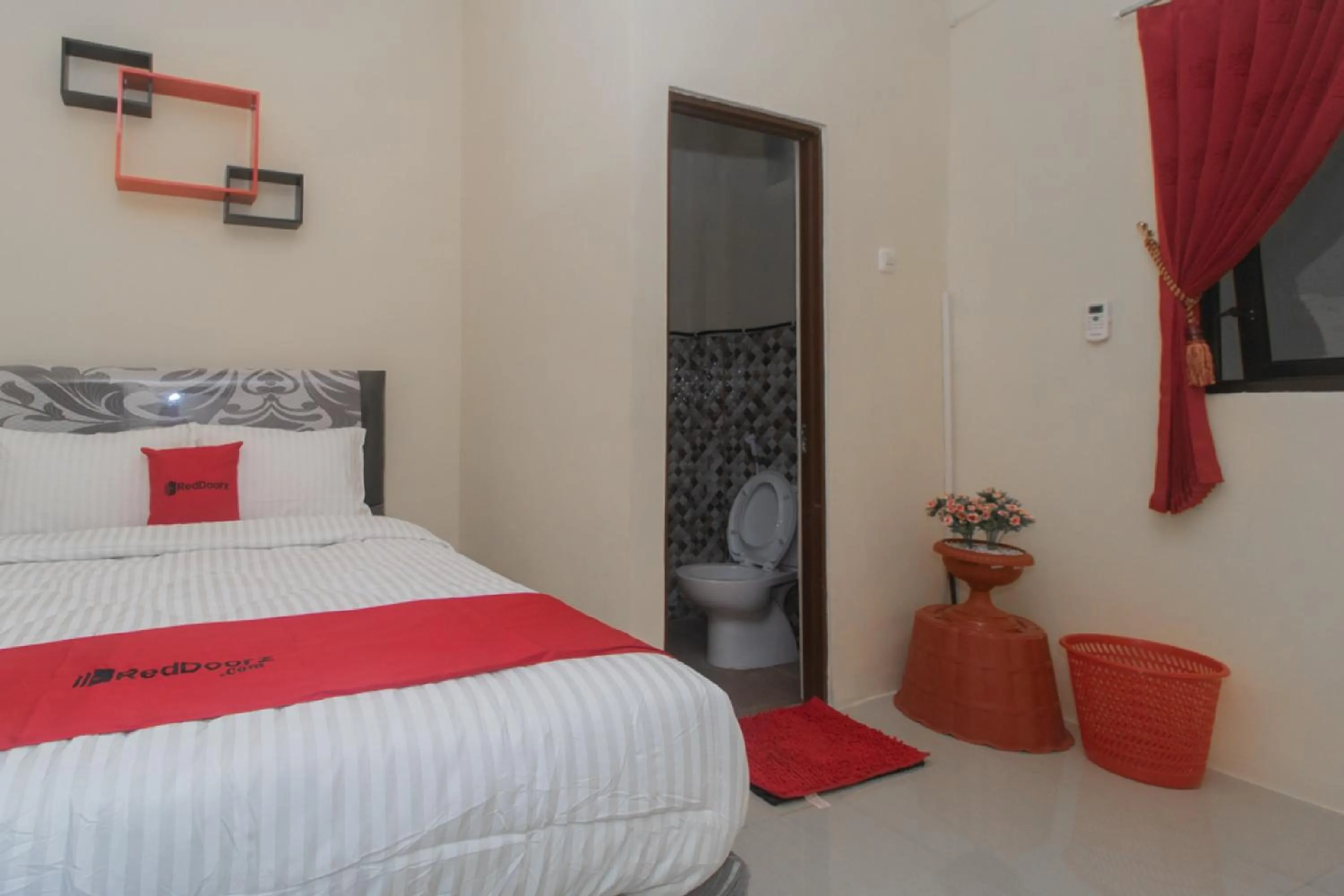 Bedroom, Bed in RedDoorz Syariah near Politeknik Negeri Madiun