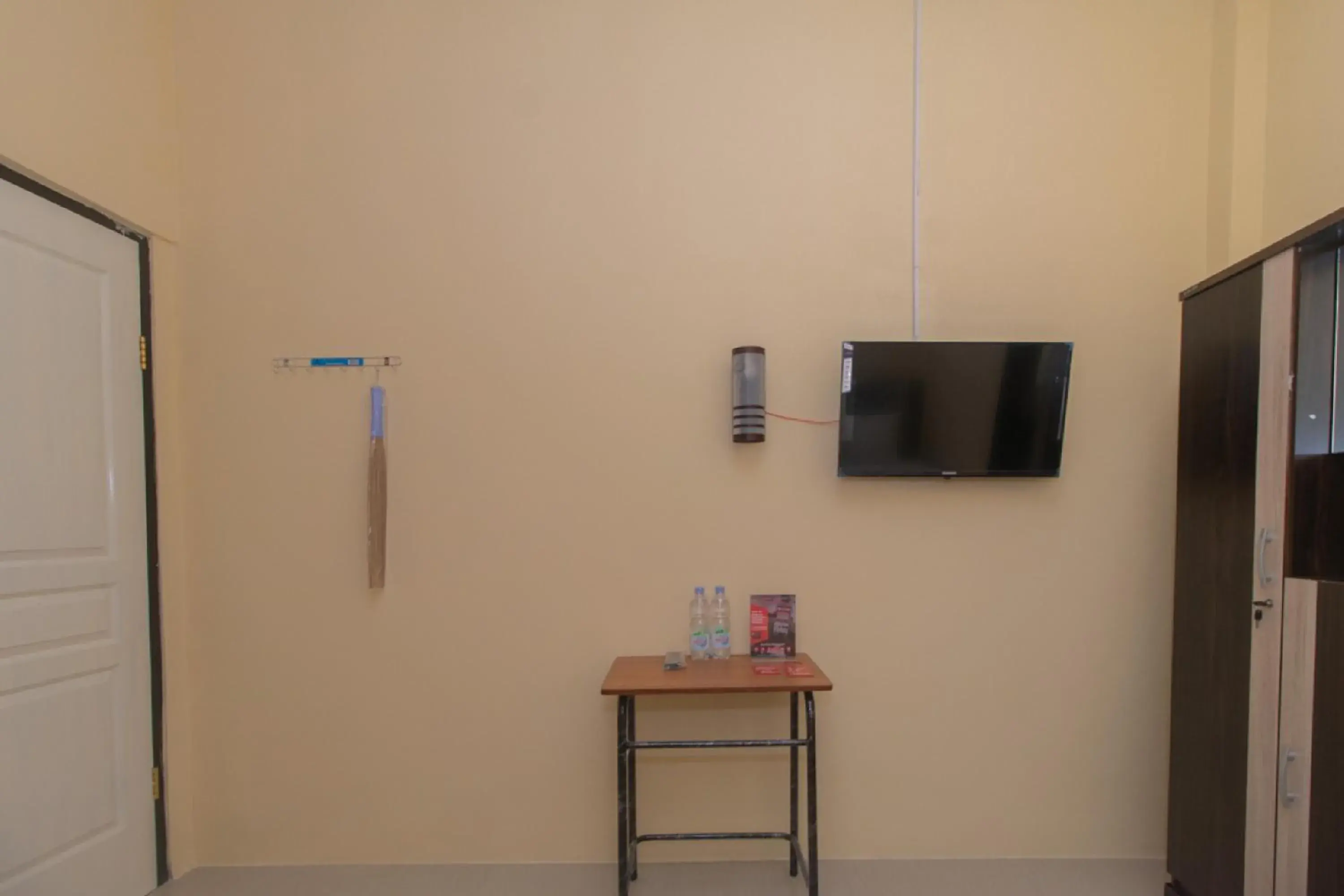 TV and multimedia in RedDoorz Syariah near Politeknik Negeri Madiun TV and multimedia in RedDoorz Syariah near Politeknik Negeri Madiun