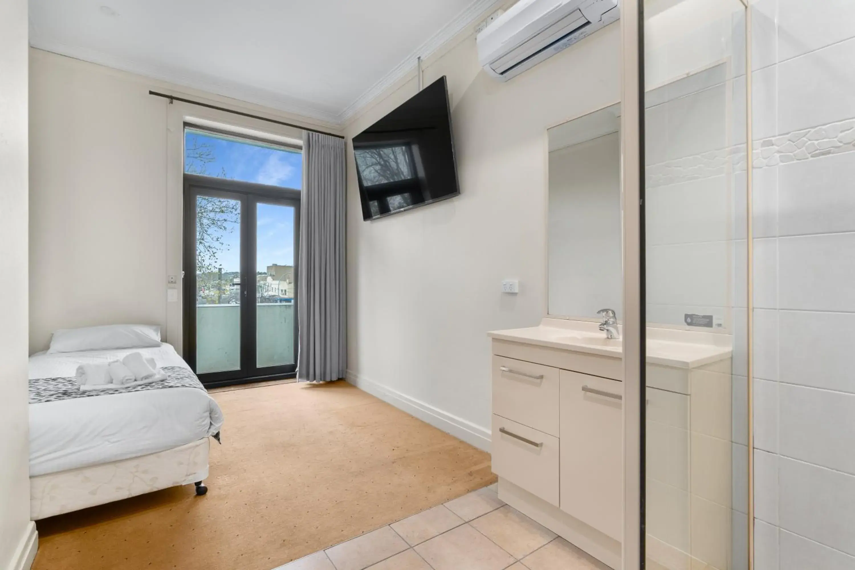 Single Room with Shower in Royal Hotel Orange Single Room with Shower in Royal Hotel Orange