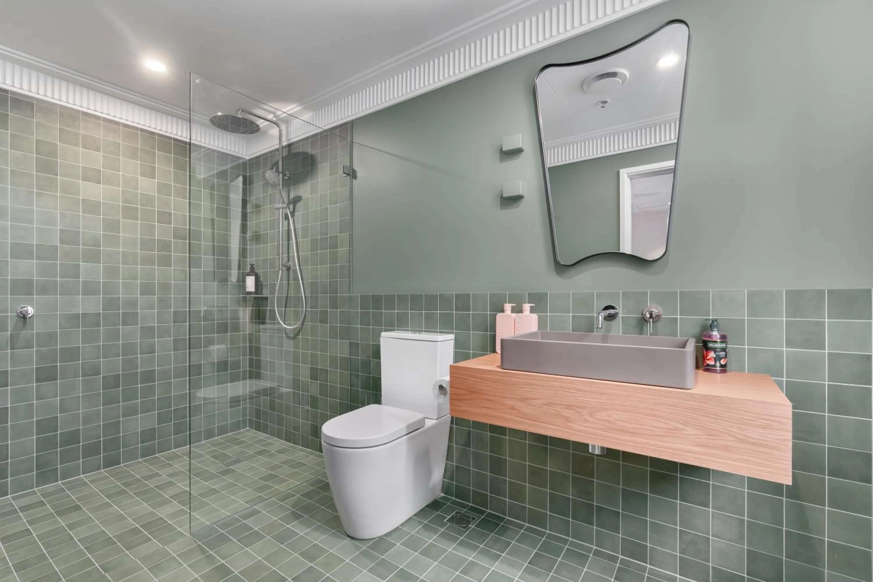 Shower in Royal Hotel Orange