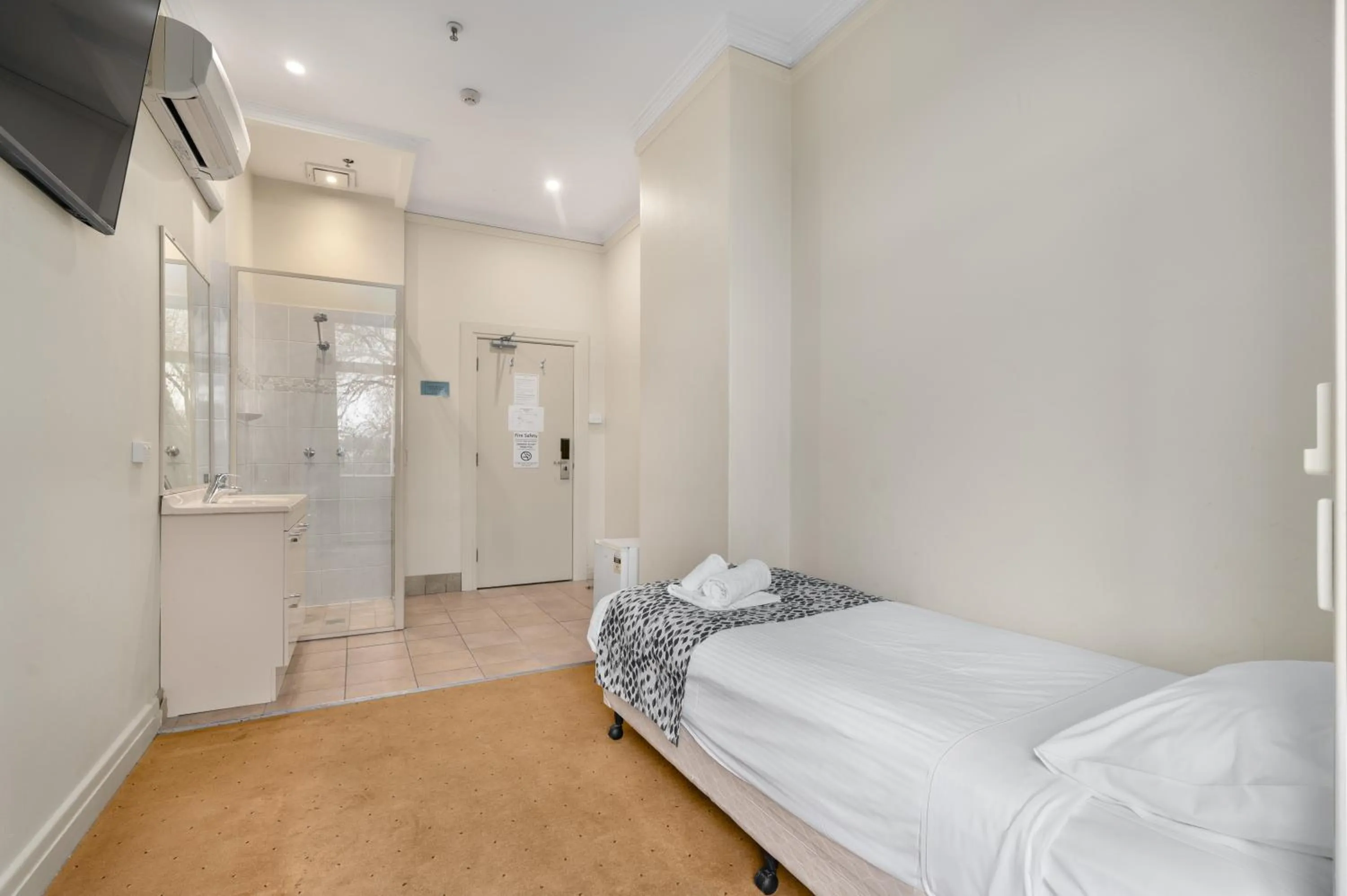 Shower, Bed in Royal Hotel Orange