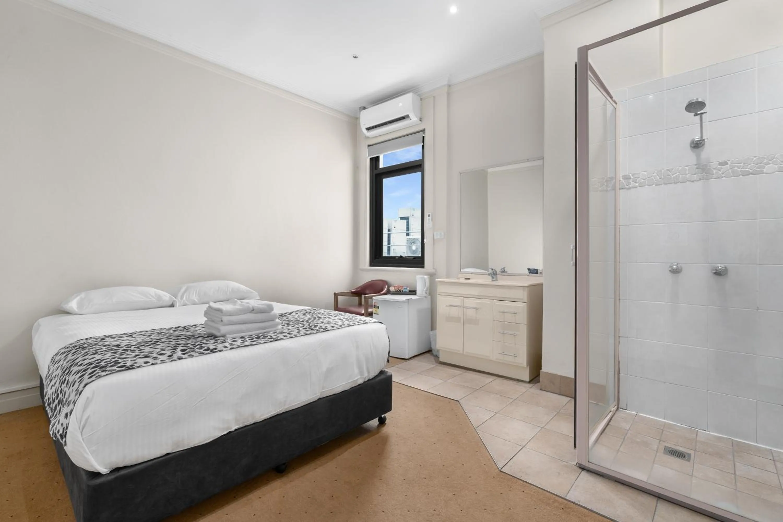 Shower, Bed in Royal Hotel Orange