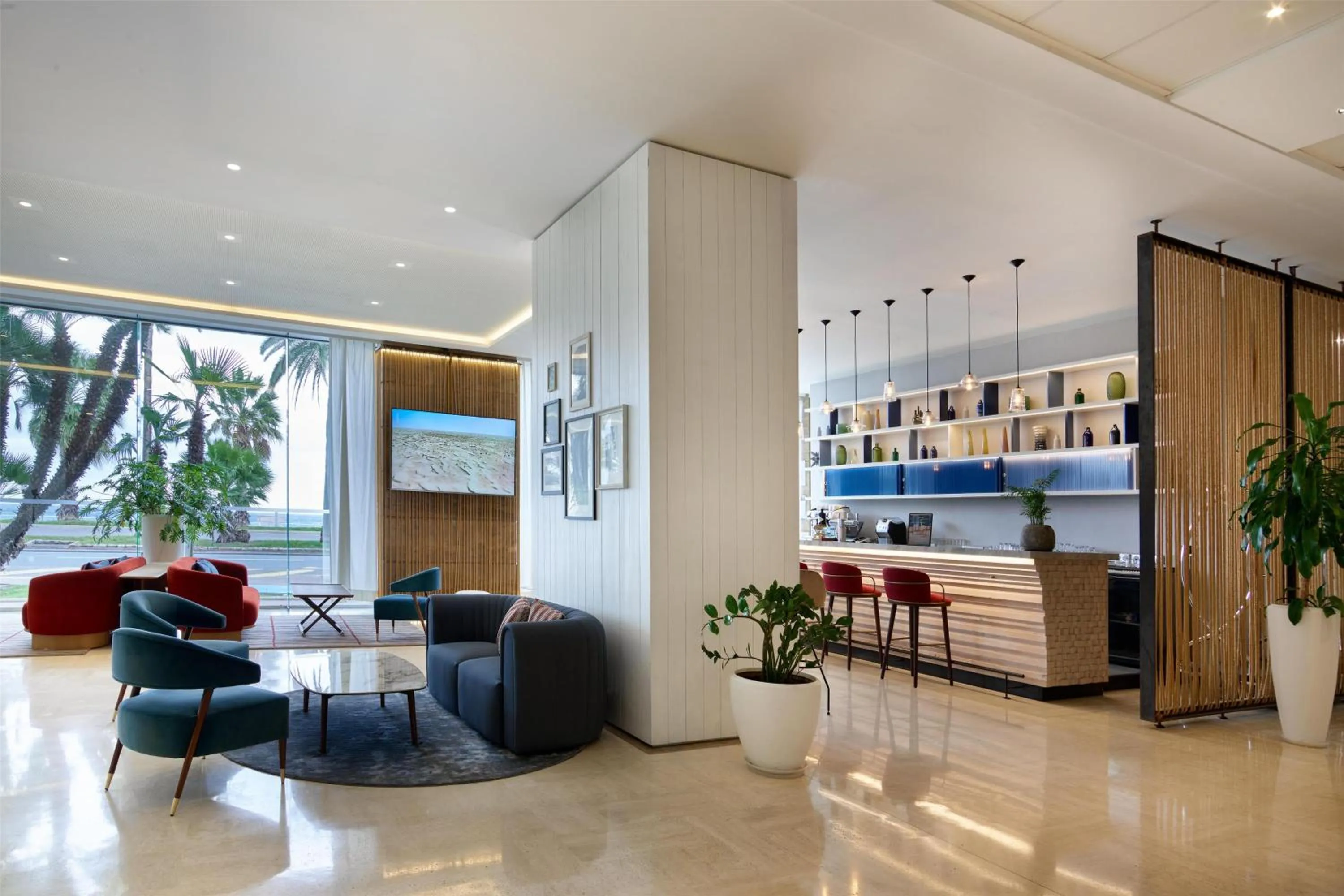 Lounge or bar in Radisson Blu Hotel Nice