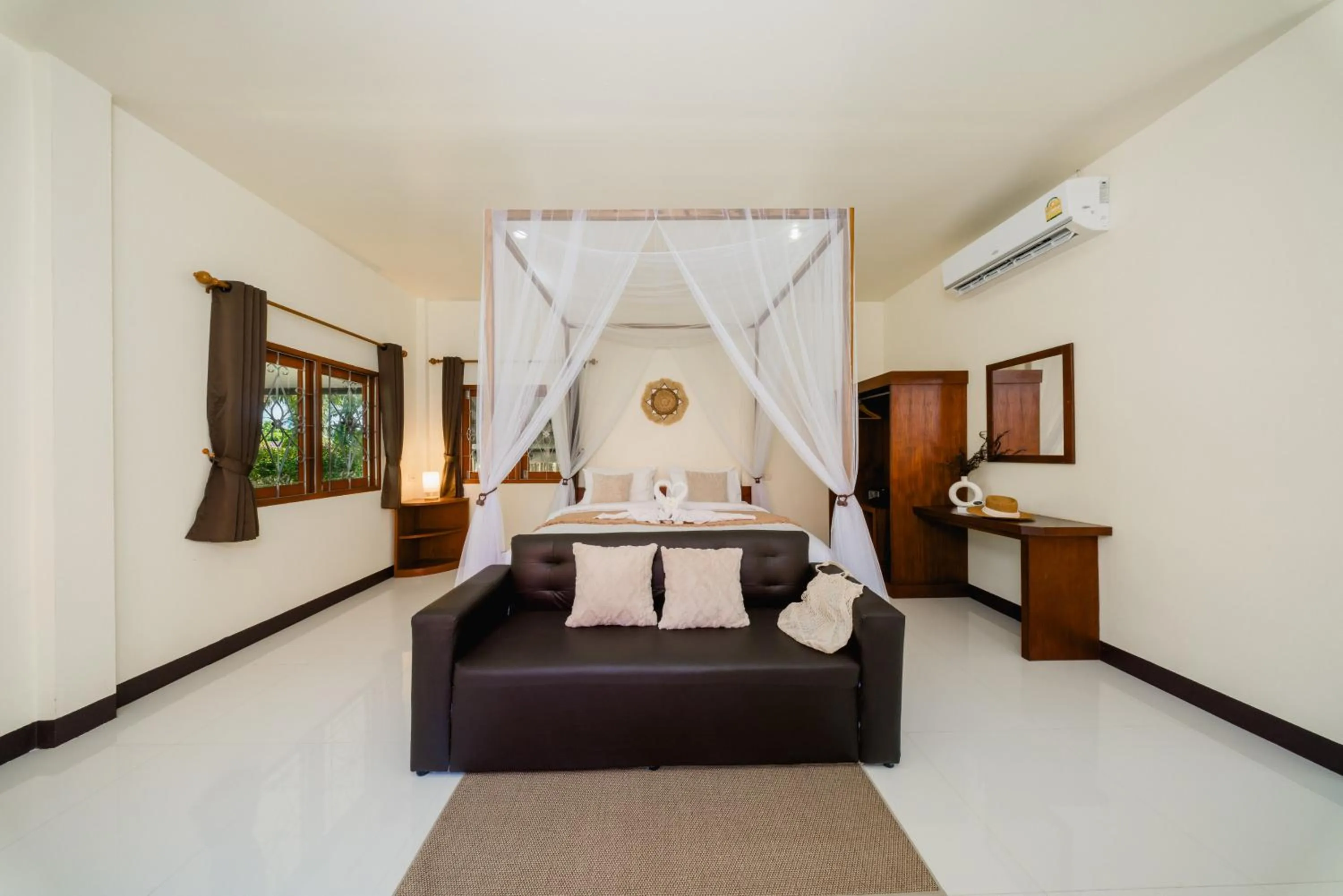 Photo of the whole room in Green Garden House