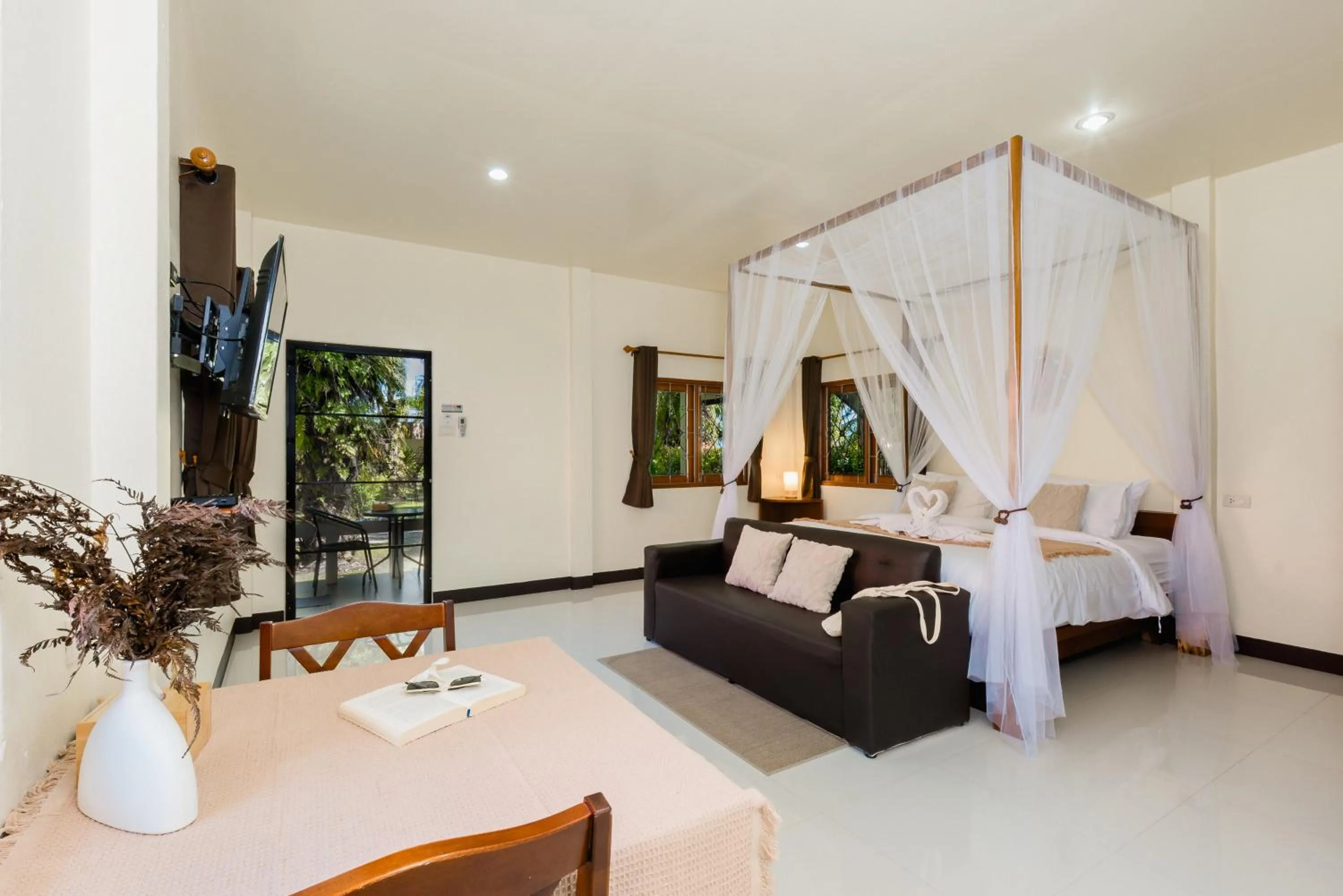 Photo of the whole room in Green Garden House