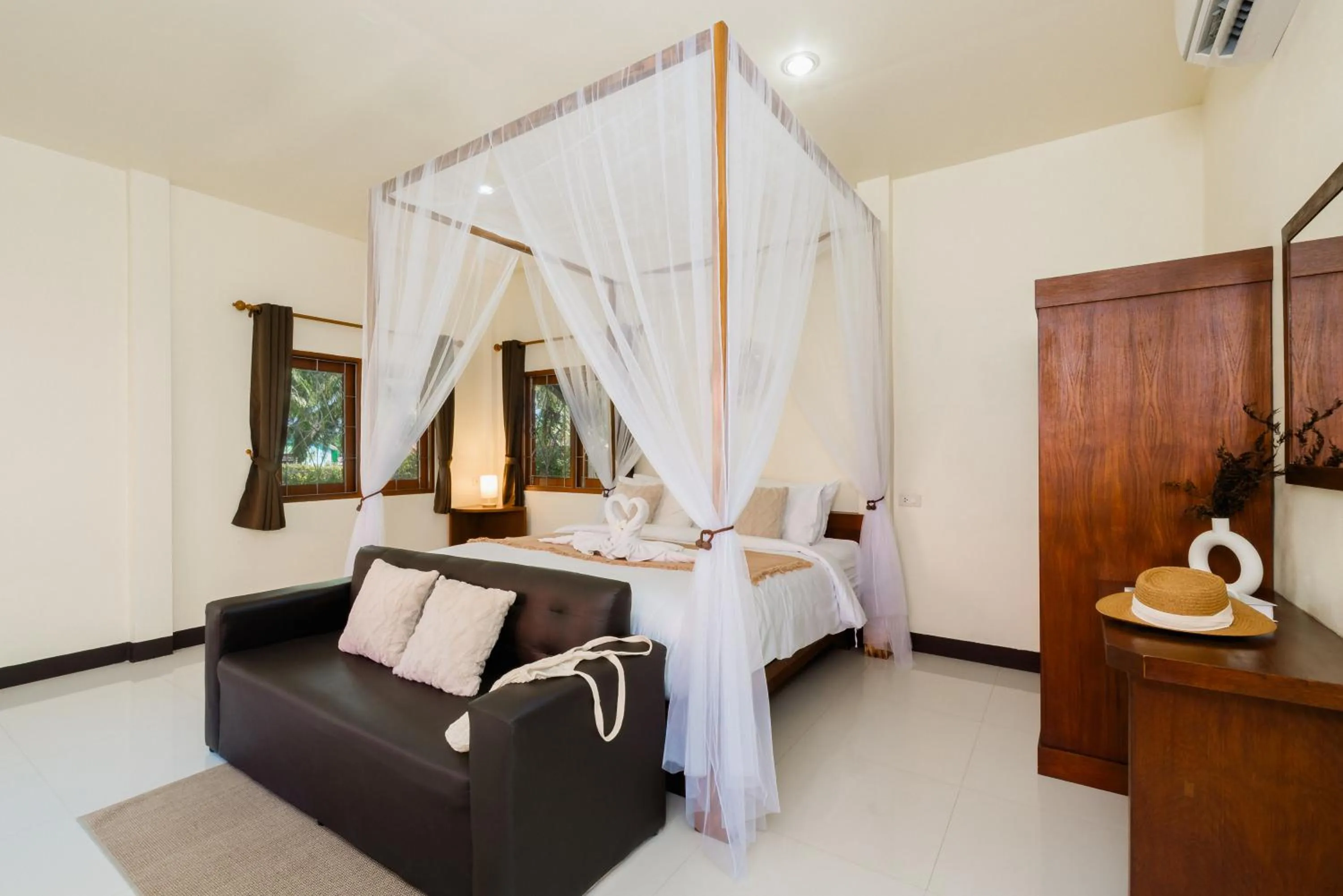 Photo of the whole room, Bed in Green Garden House