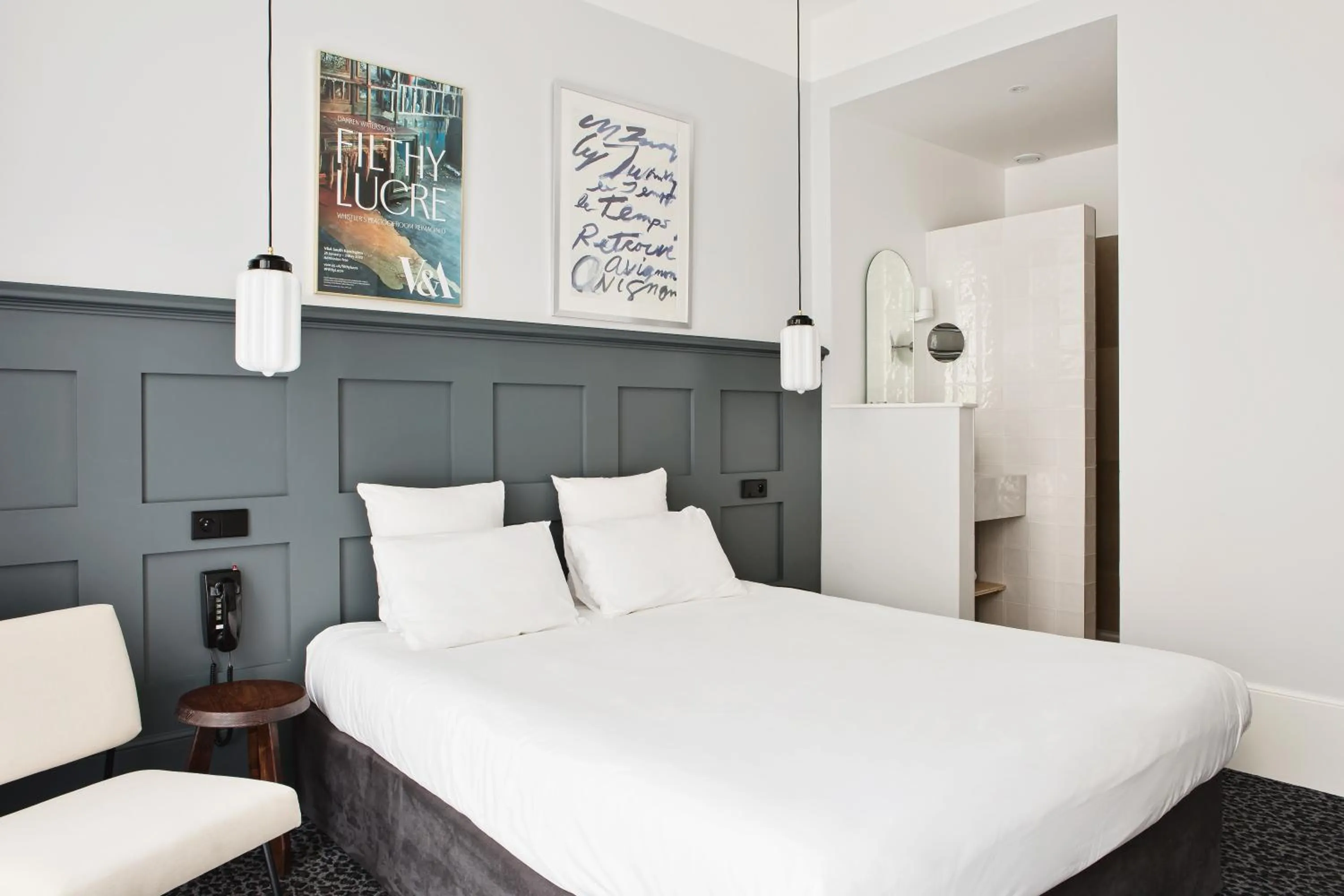 Photo of the whole room, Bed in Hotel De Verdun 1882, BW Signature Collection