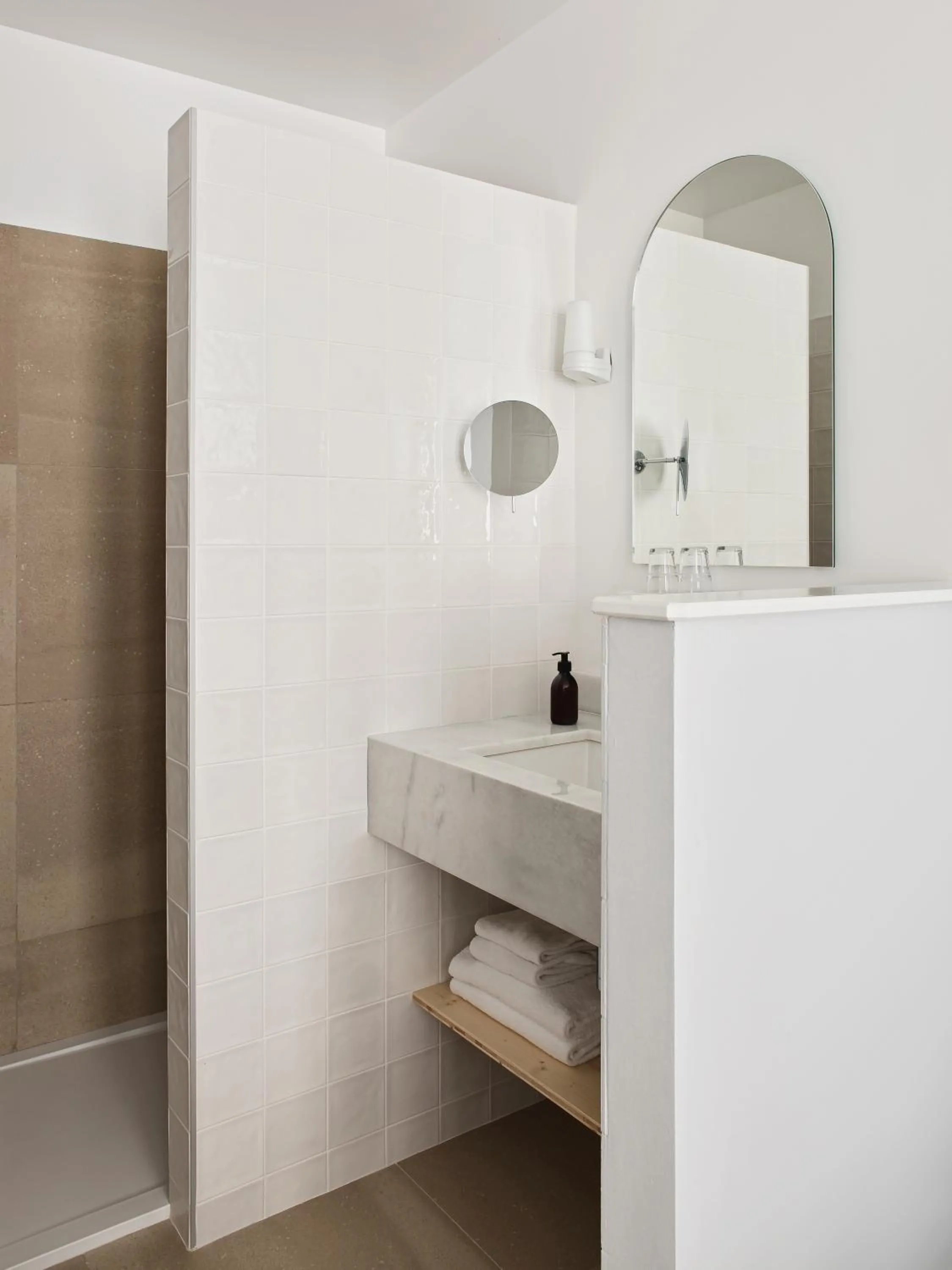 Shower in Hotel De Verdun 1882, BW Signature Collection