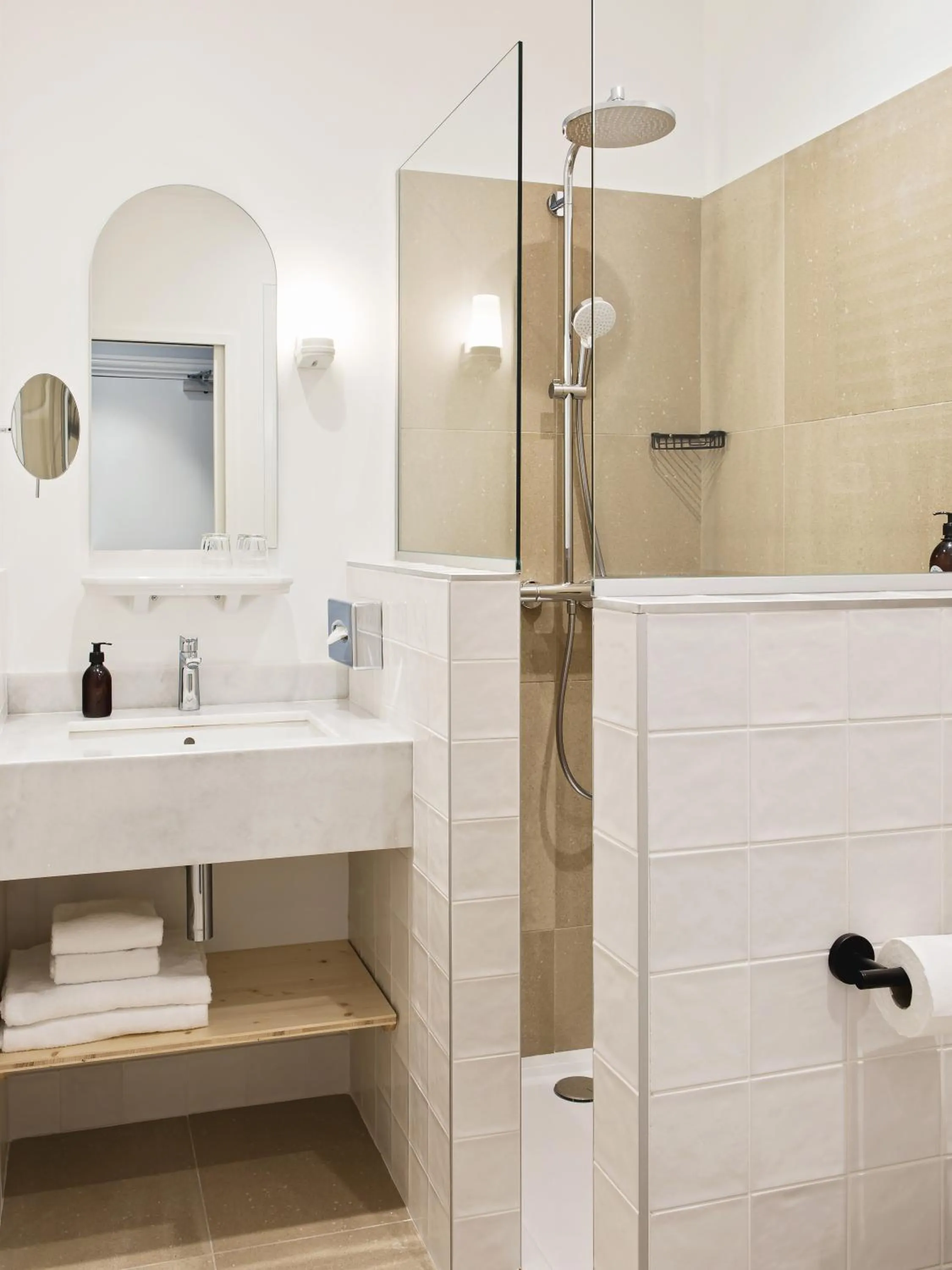 Shower in Hotel De Verdun 1882, BW Signature Collection